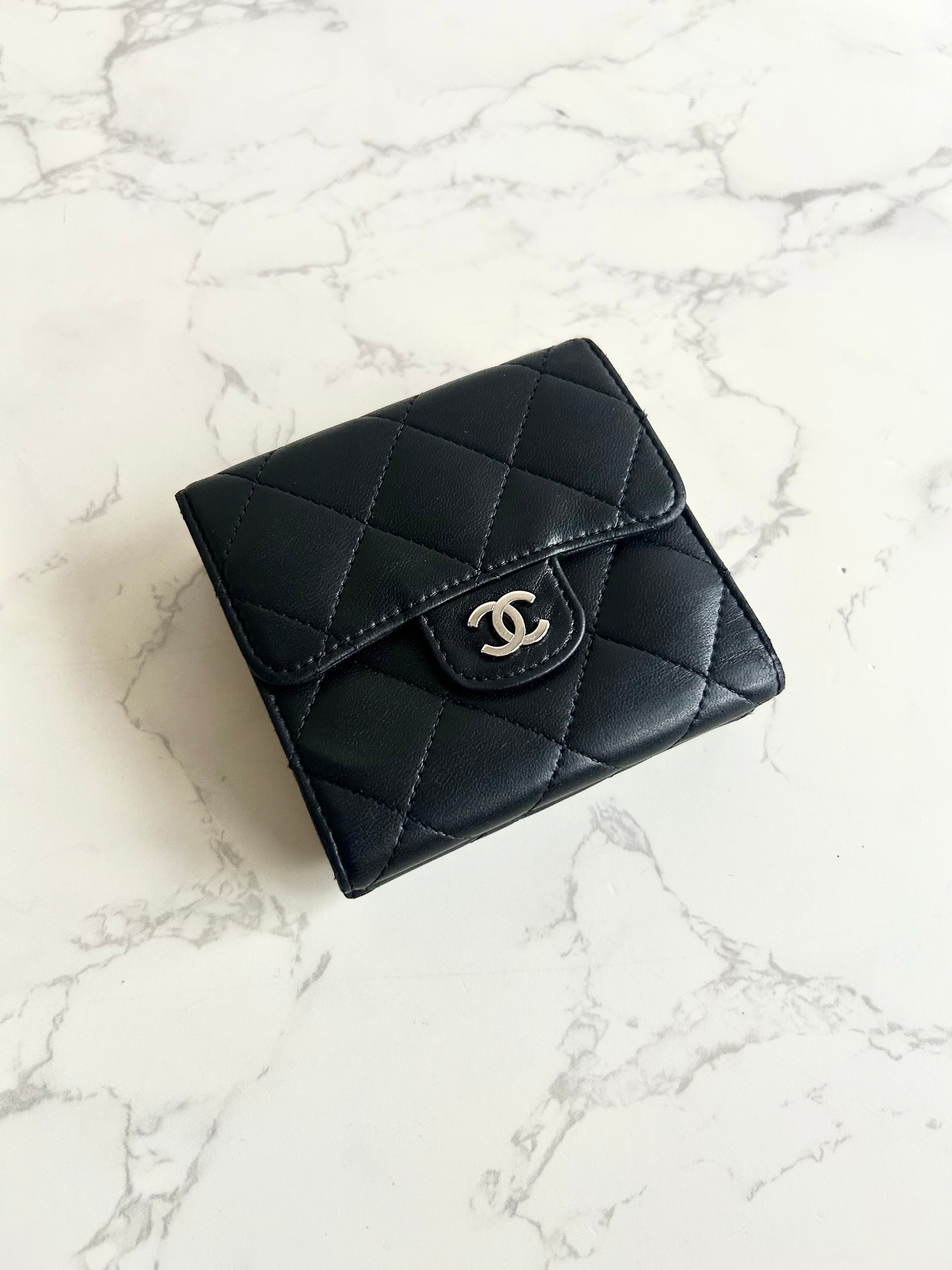 中古Chanel雙面黑銀色小羊皮革短夾 短錢包