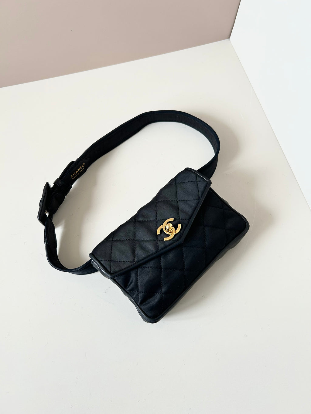 CHANEL 稀有黑色皮革拼布金扣腰帶包/側背包/斜背包