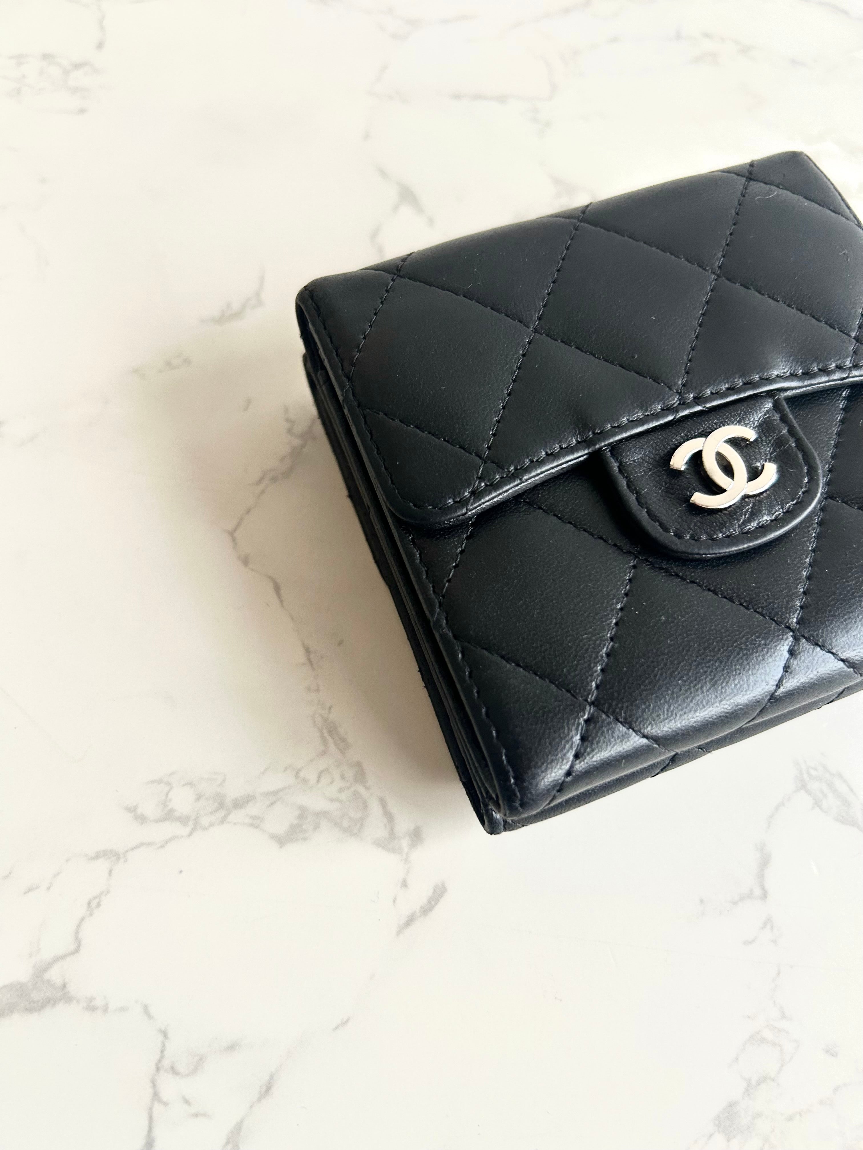 Pre-owned Chanel Double-Sided Black and Silver Lambskin Short Wallet