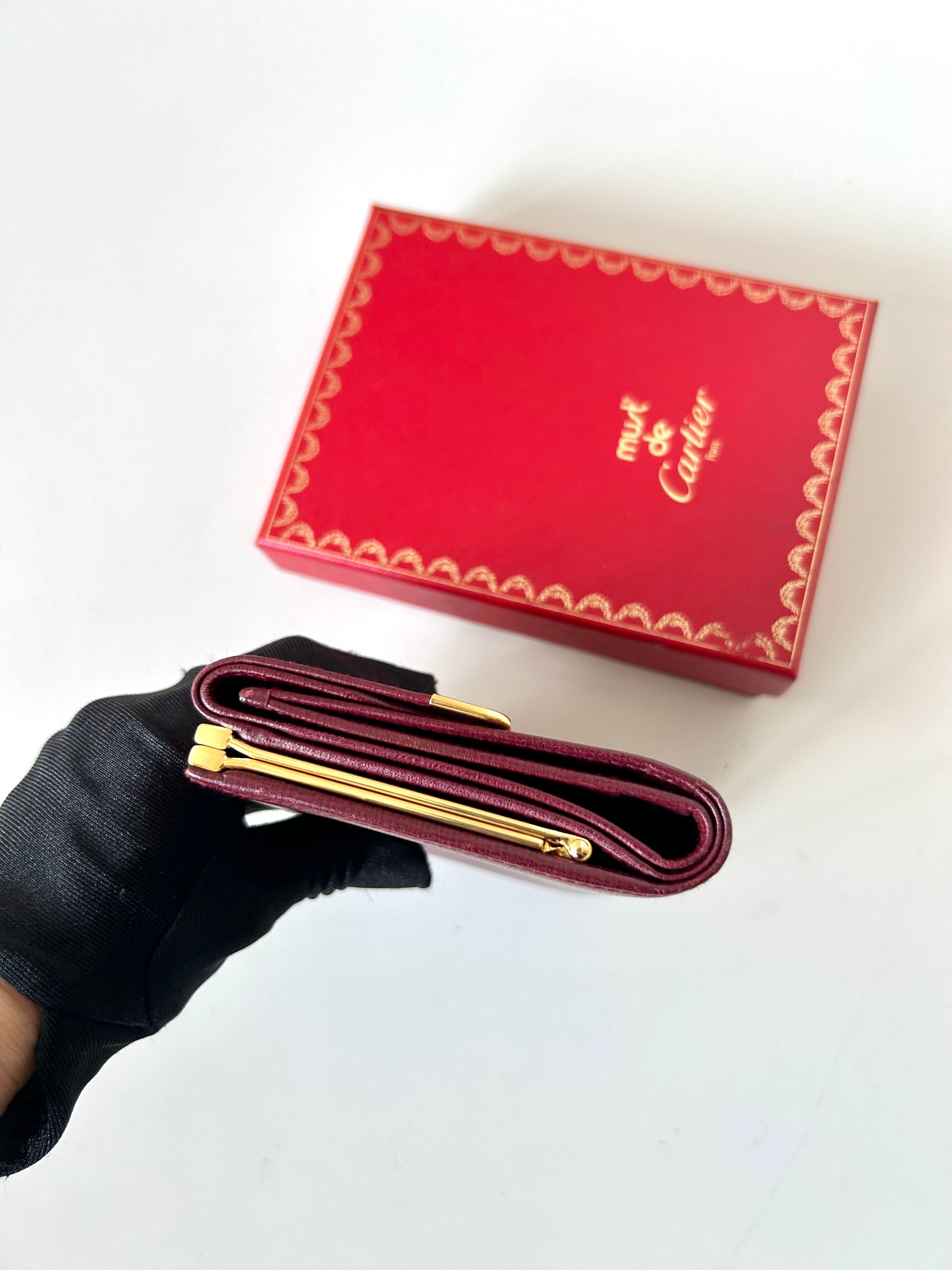 CARTIER Must de Cartier 酒紅皮革中短夾口金錢包/銀包