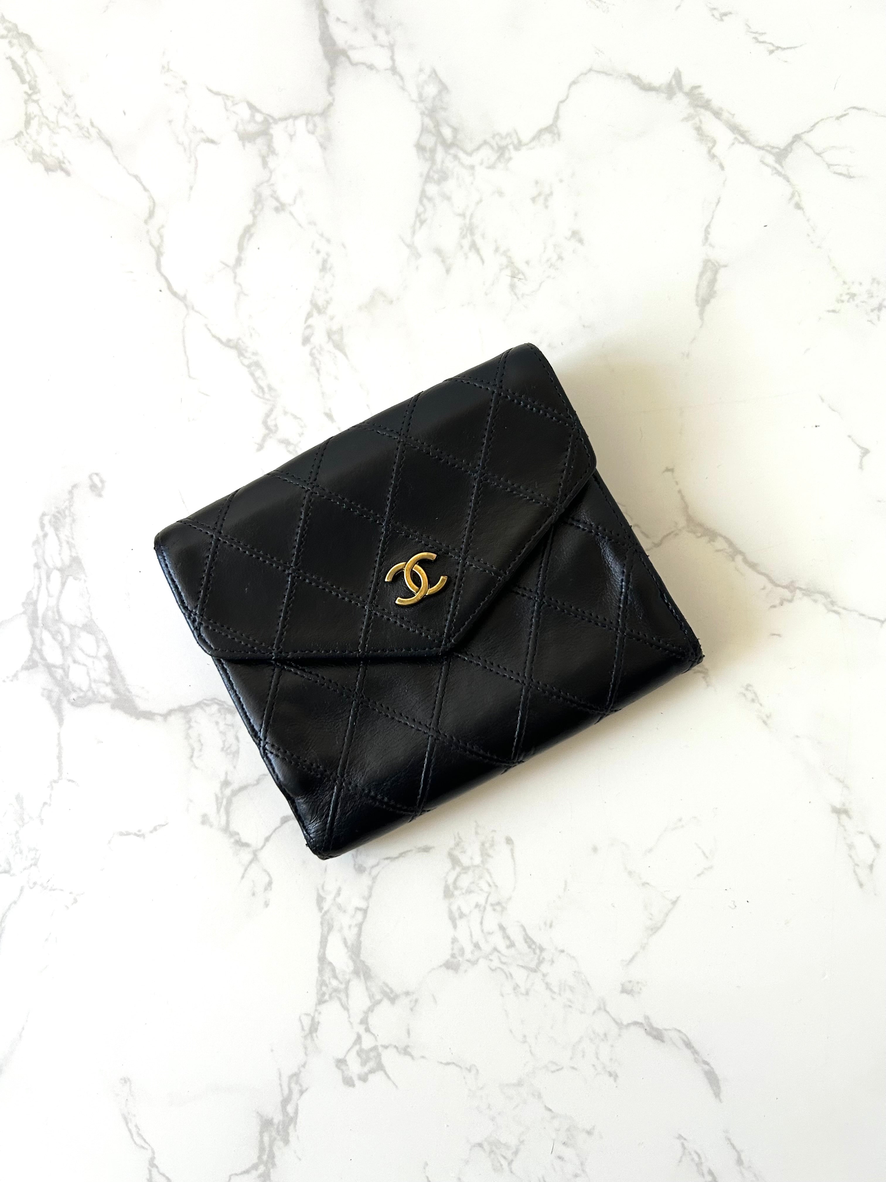 CHANEL rare double-sided black lambskin gold label short wallet / wallet