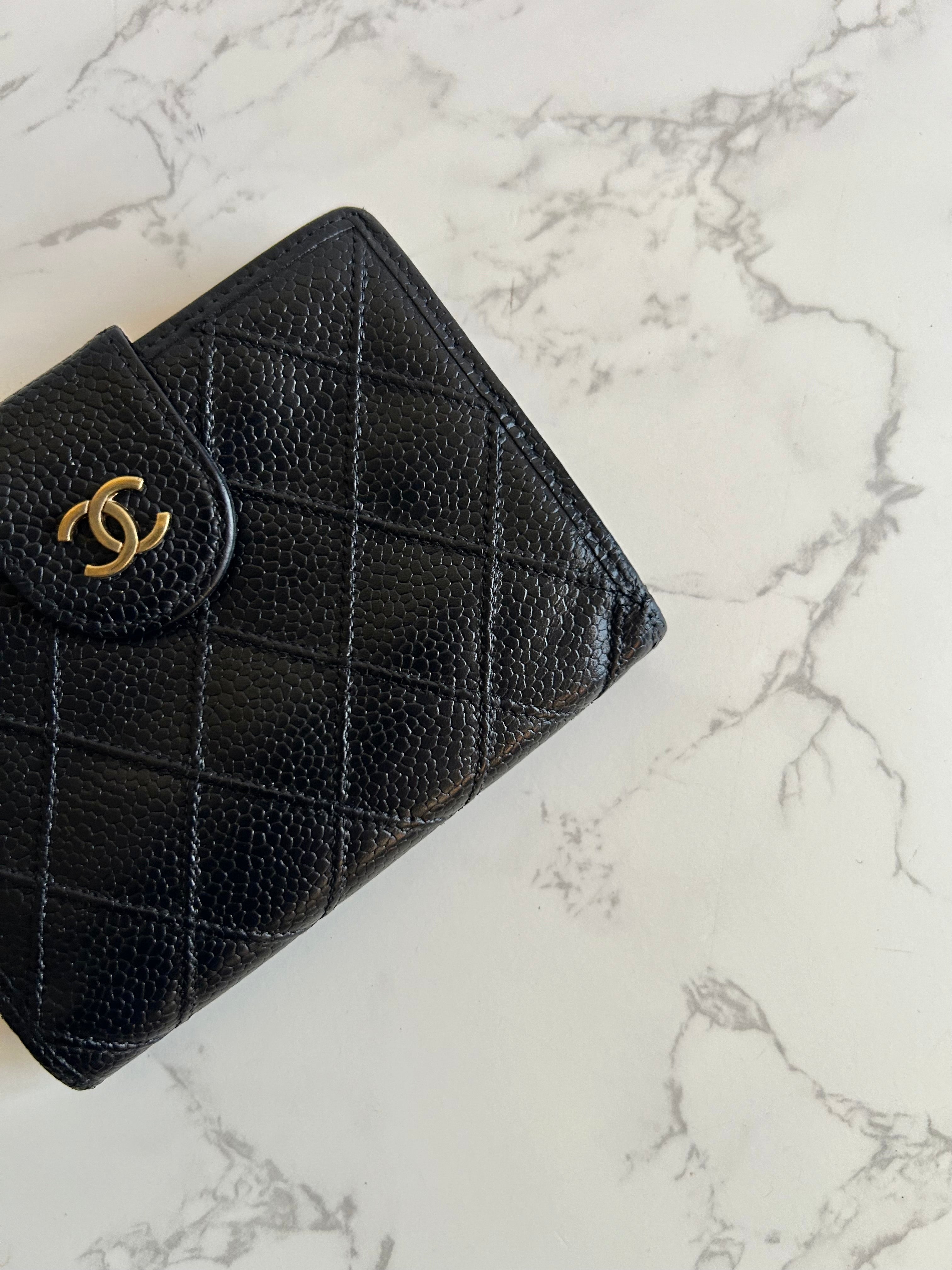 CHANEL rare gold buckle black caviar cowhide leather short wallet / wallet / purse