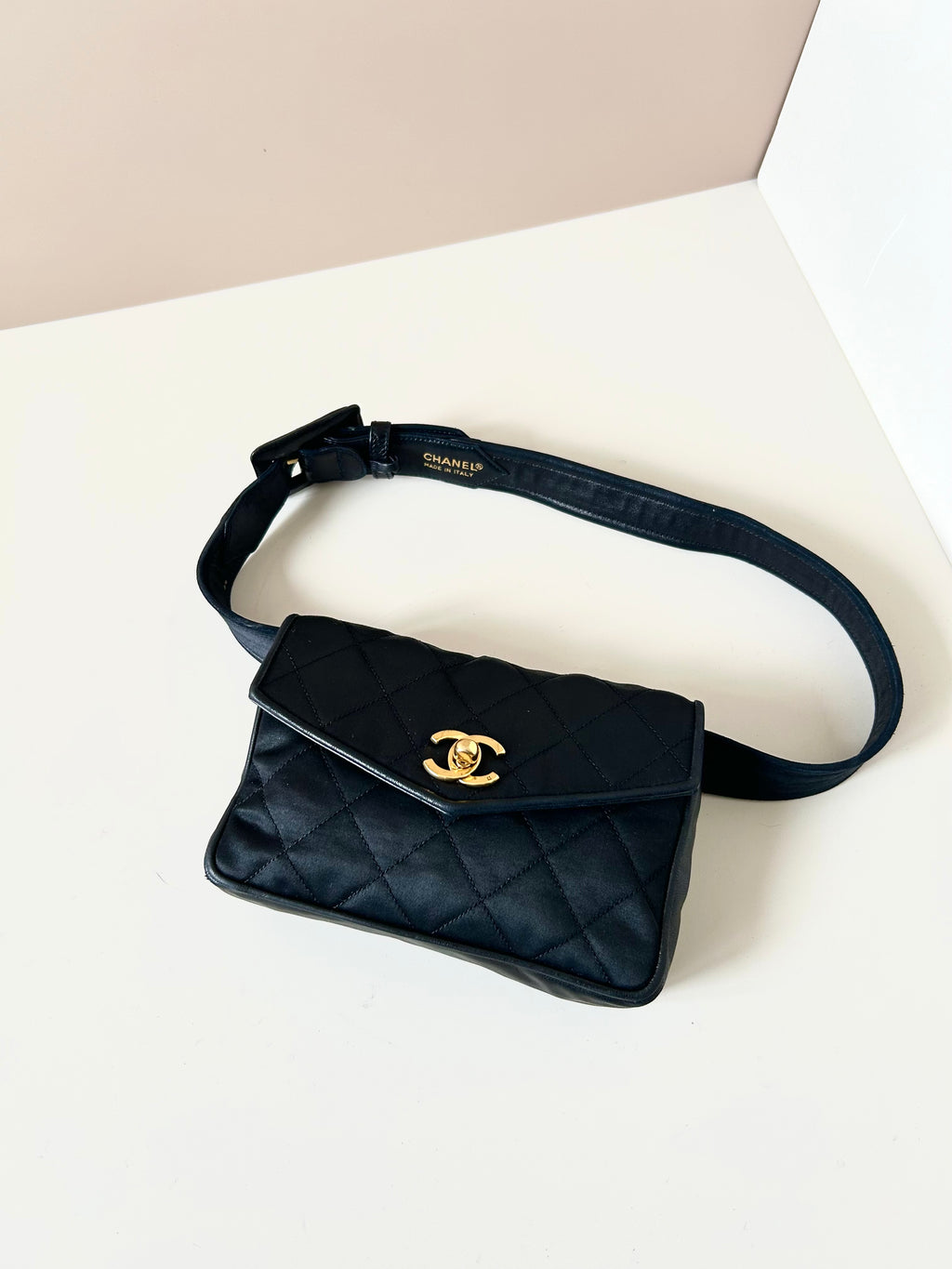 CHANEL 稀有黑色皮革拼布金扣腰帶包/側背包/斜背包