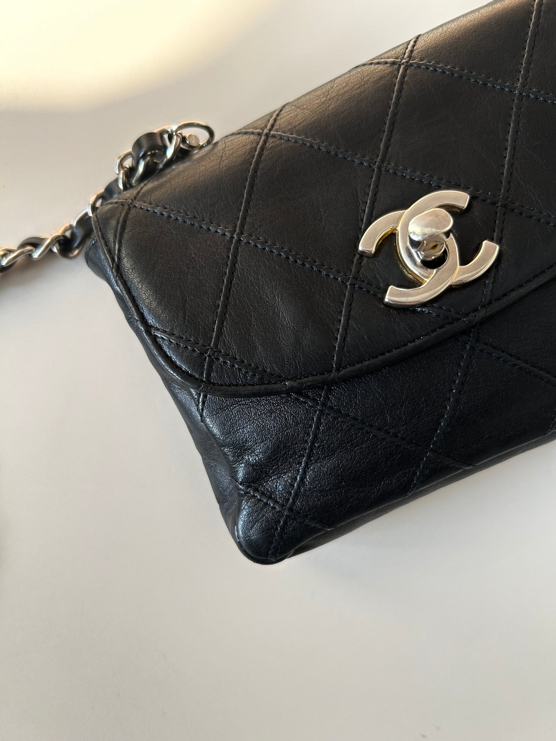 CHANEL rare black leather rotating buckle belt bag/side bag/clutch bag