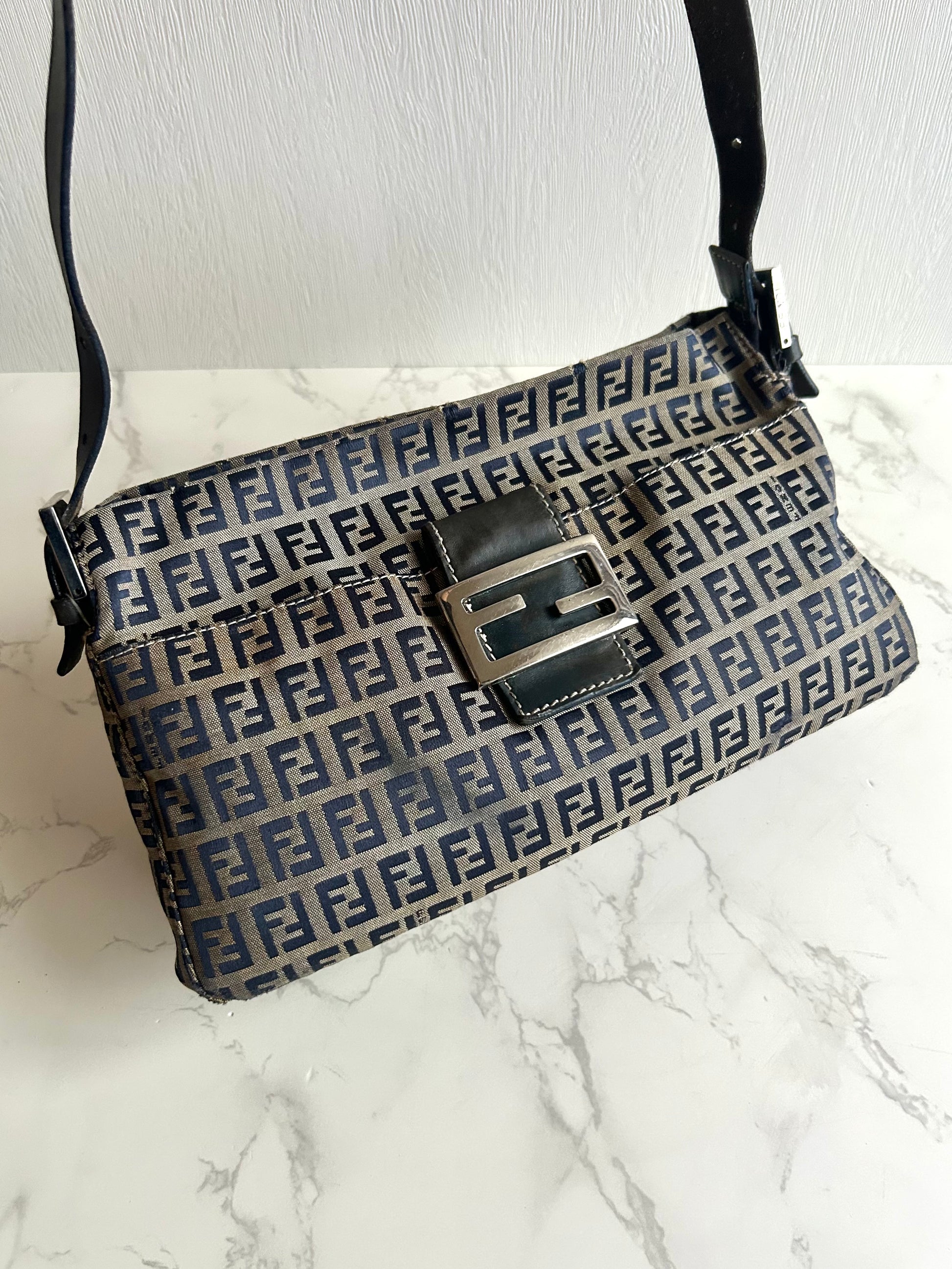 Fendi灰黑色Mama Baguette老花法棍包 側背包 腋下包