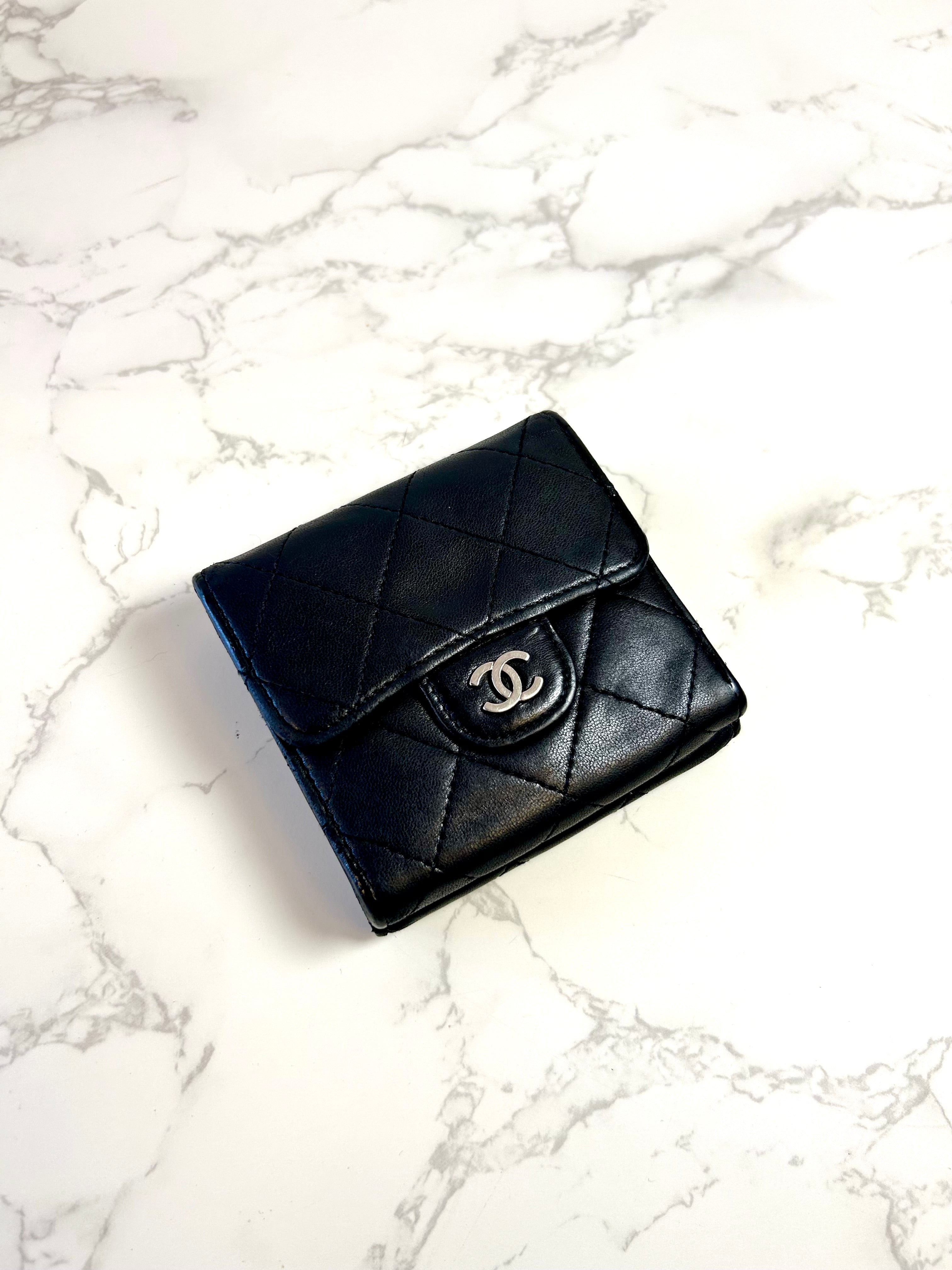 CHANEL double-sided lambskin black silver buckle short wallet / wallet