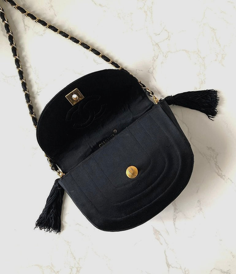 CHANEL 稀有黑色絲絹金旋轉扣半月包/側背包/斜背包