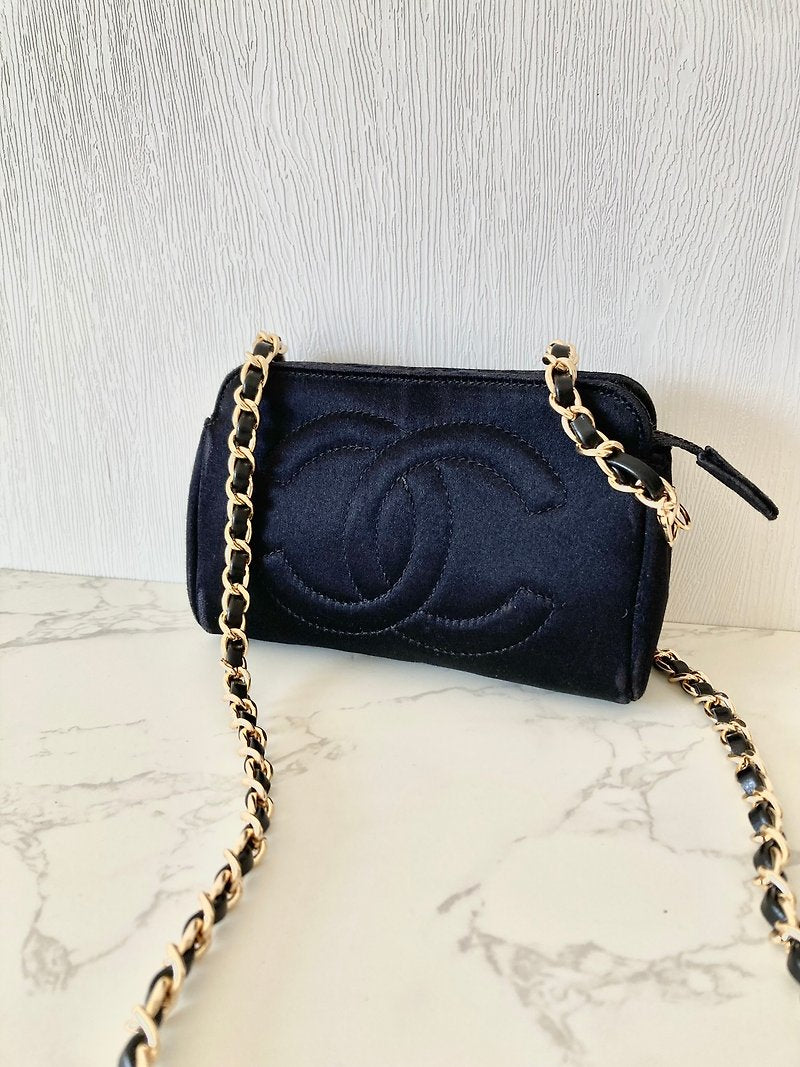 CHANEL 稀有黑色缎面鏈條帶小包/側背包/斜背包/手拿包 -日本中古二手Vintage