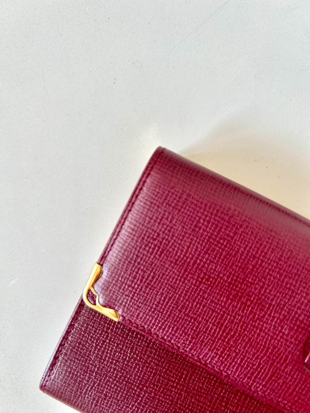 CARTIER Must de Cartier 酒紅皮革中短夾口金錢包/銀包