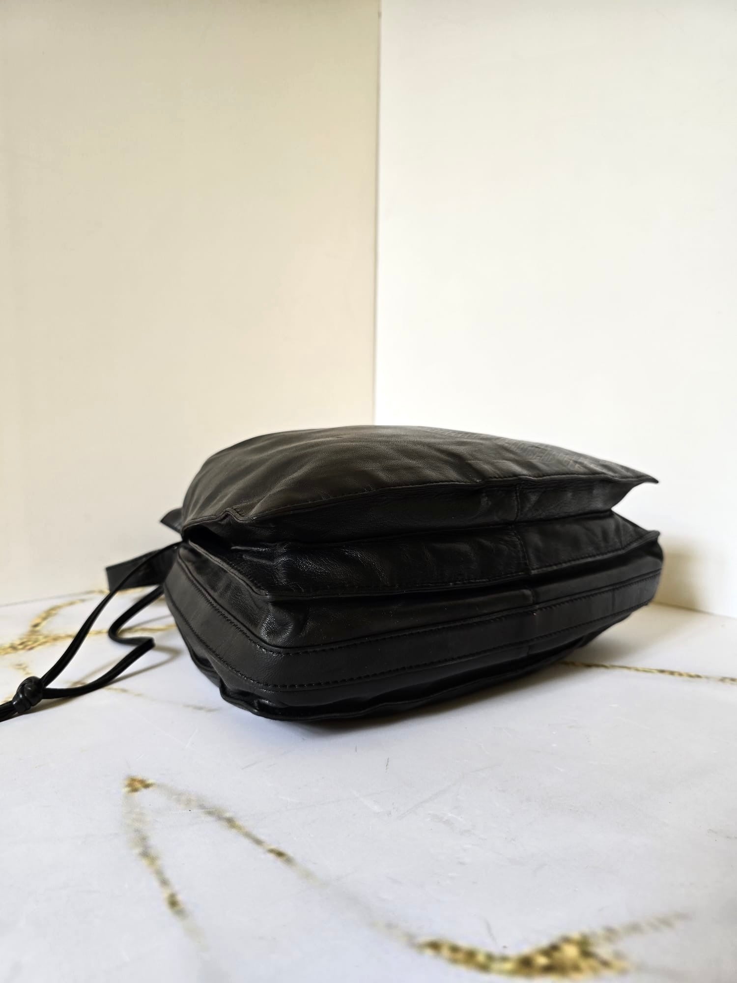 Loewe 黑金色Anagram納帕皮革水桶包 側背包 斜背包
