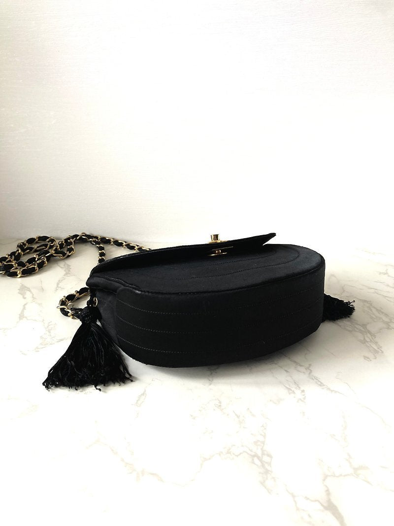 CHANEL 稀有黑色絲絹金旋轉扣半月包/側背包/斜背包