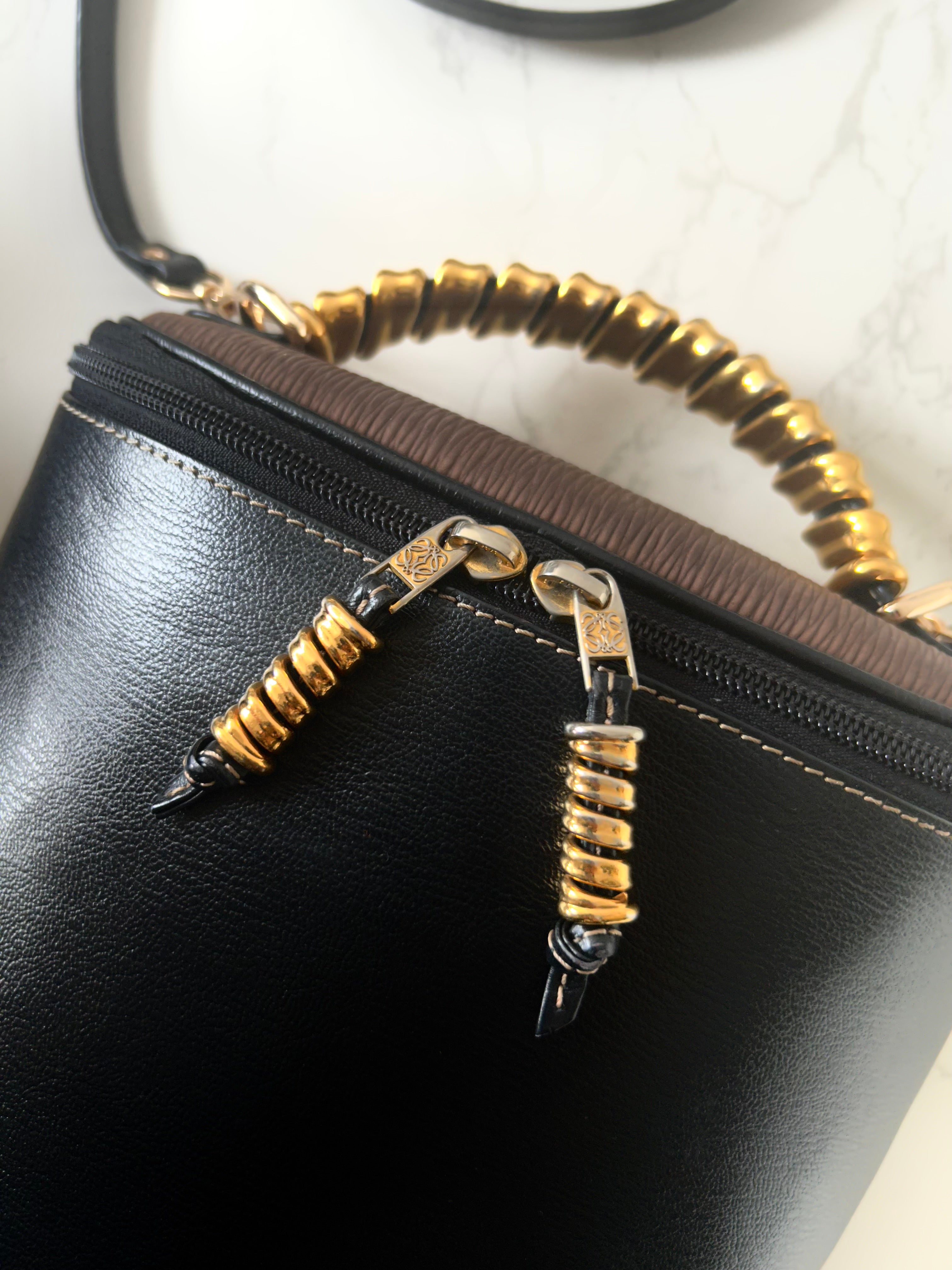 LOEWE gold snake bone black leather box dual-purpose side backpack/oblique backpack/handbag