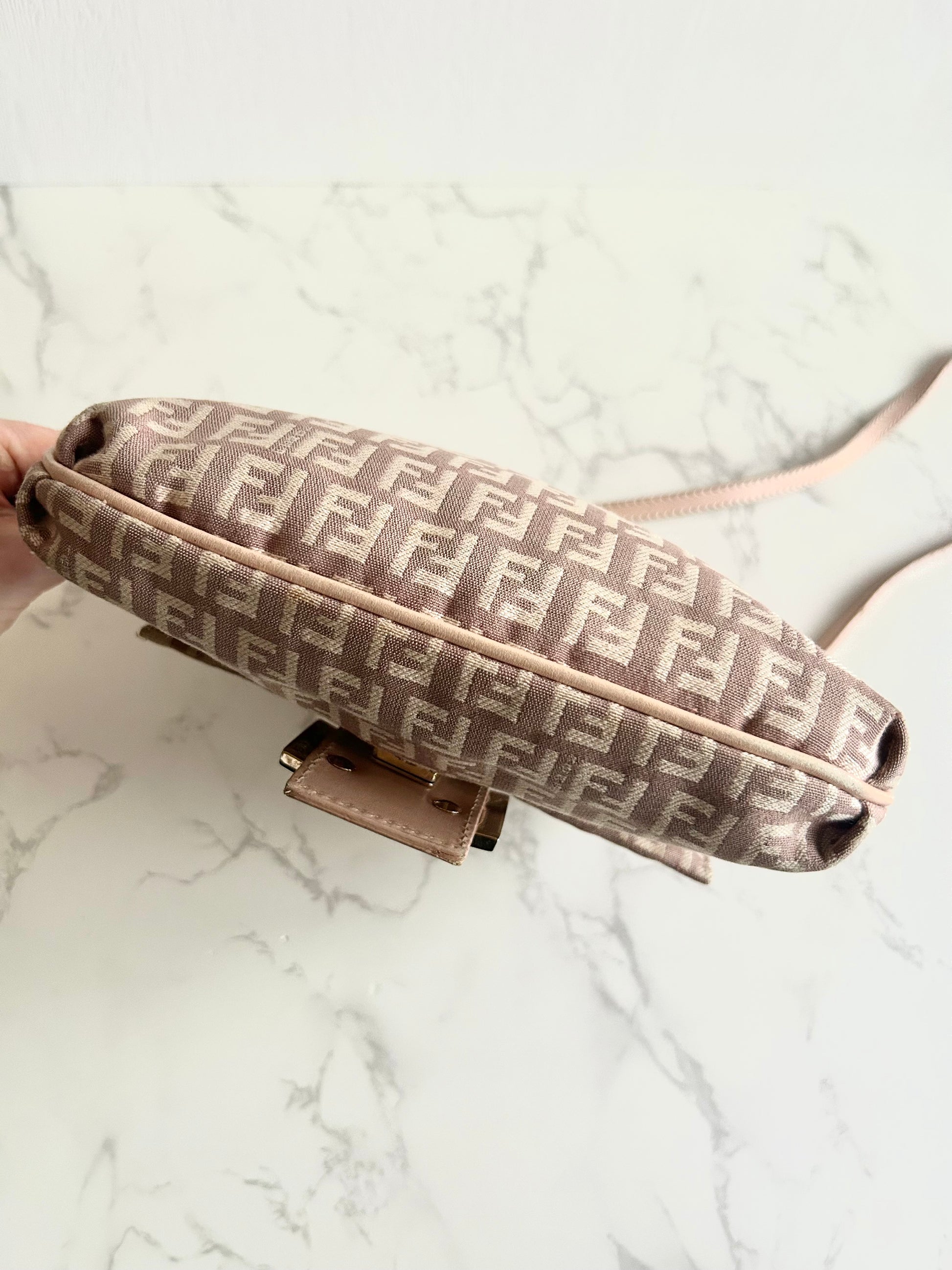 FENDI 稀有Zucca粉紅色老花銀扣豆腐包/側背包/斜背包