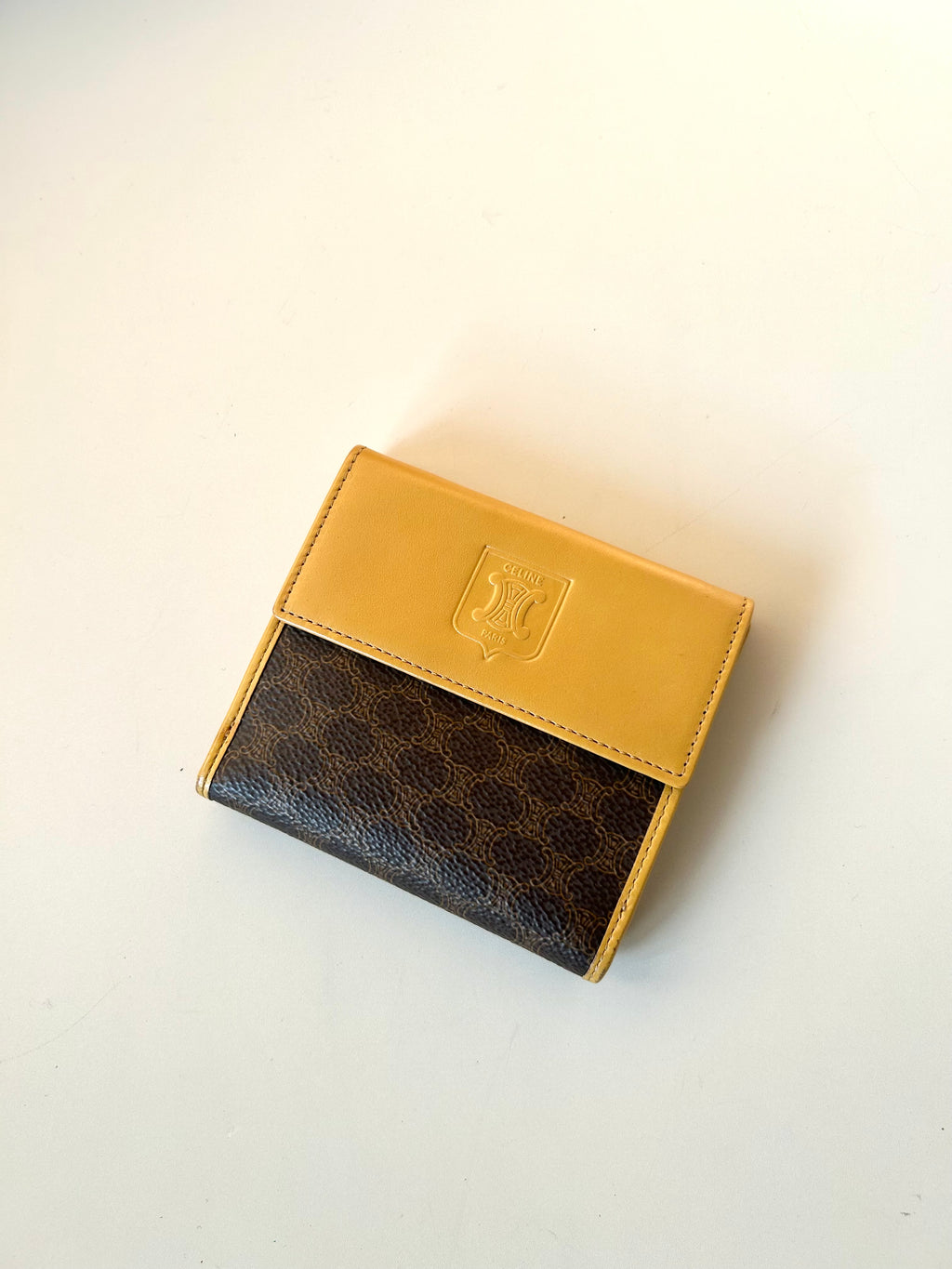 CELINE 米咖啡色凱旋門老花短夾口金錢包/銀包/皮夾