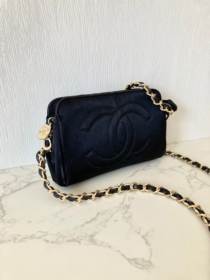 CHANEL 稀有黑色缎面鏈條帶小包/側背包/斜背包/手拿包 -日本中古二手Vintage