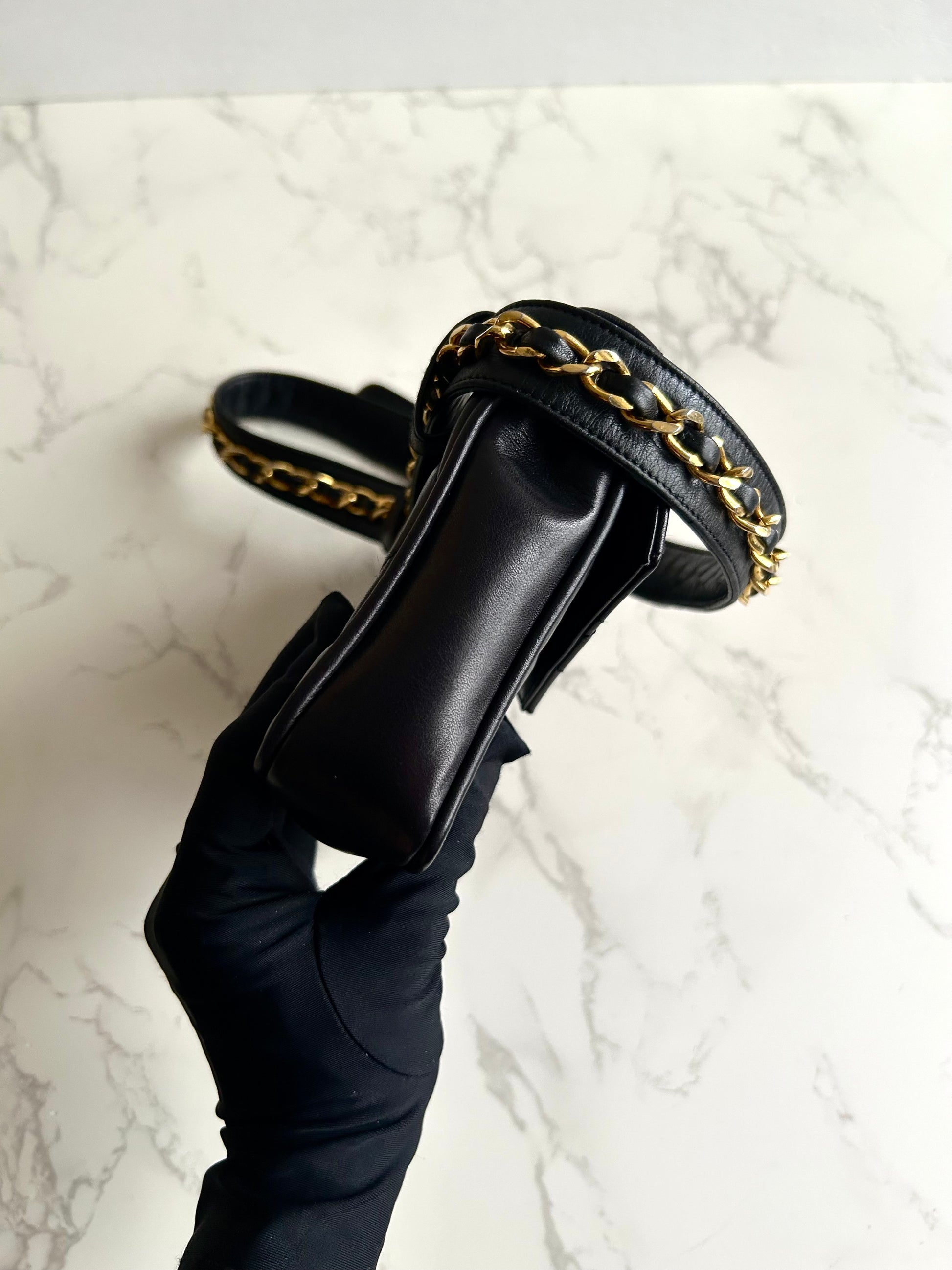 稀有 CHANEL Matelassé 黑色皮革金旋轉扣側背包/腰帶包/腋下包