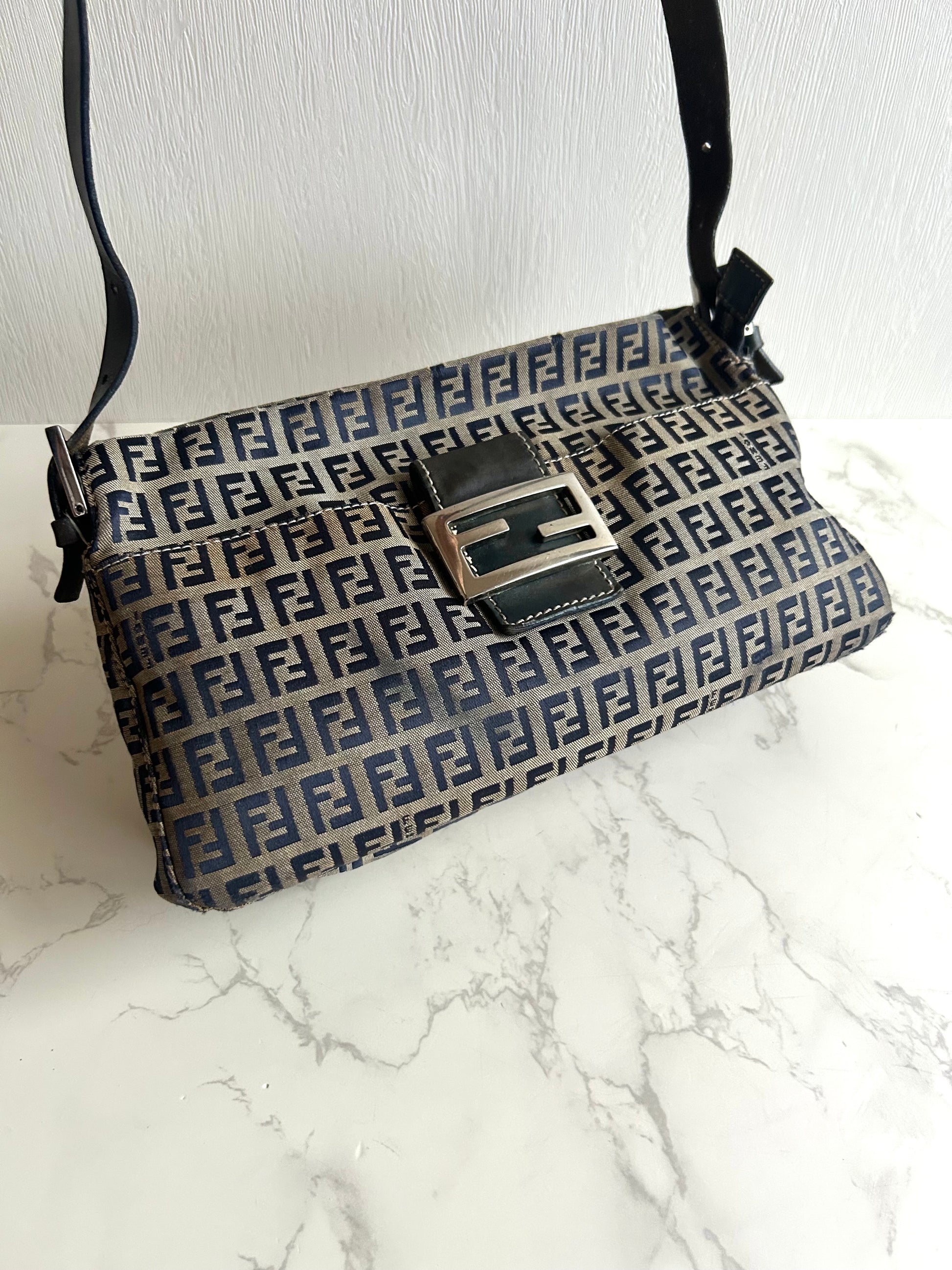 Fendi灰黑色Mama Baguette老花法棍包 側背包 腋下包