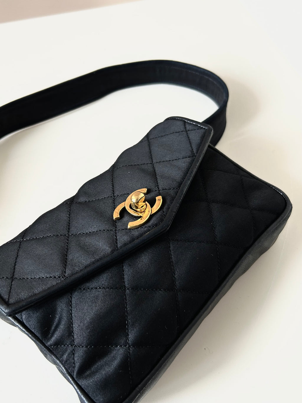 CHANEL 稀有黑色皮革拼布金扣腰帶包/側背包/斜背包