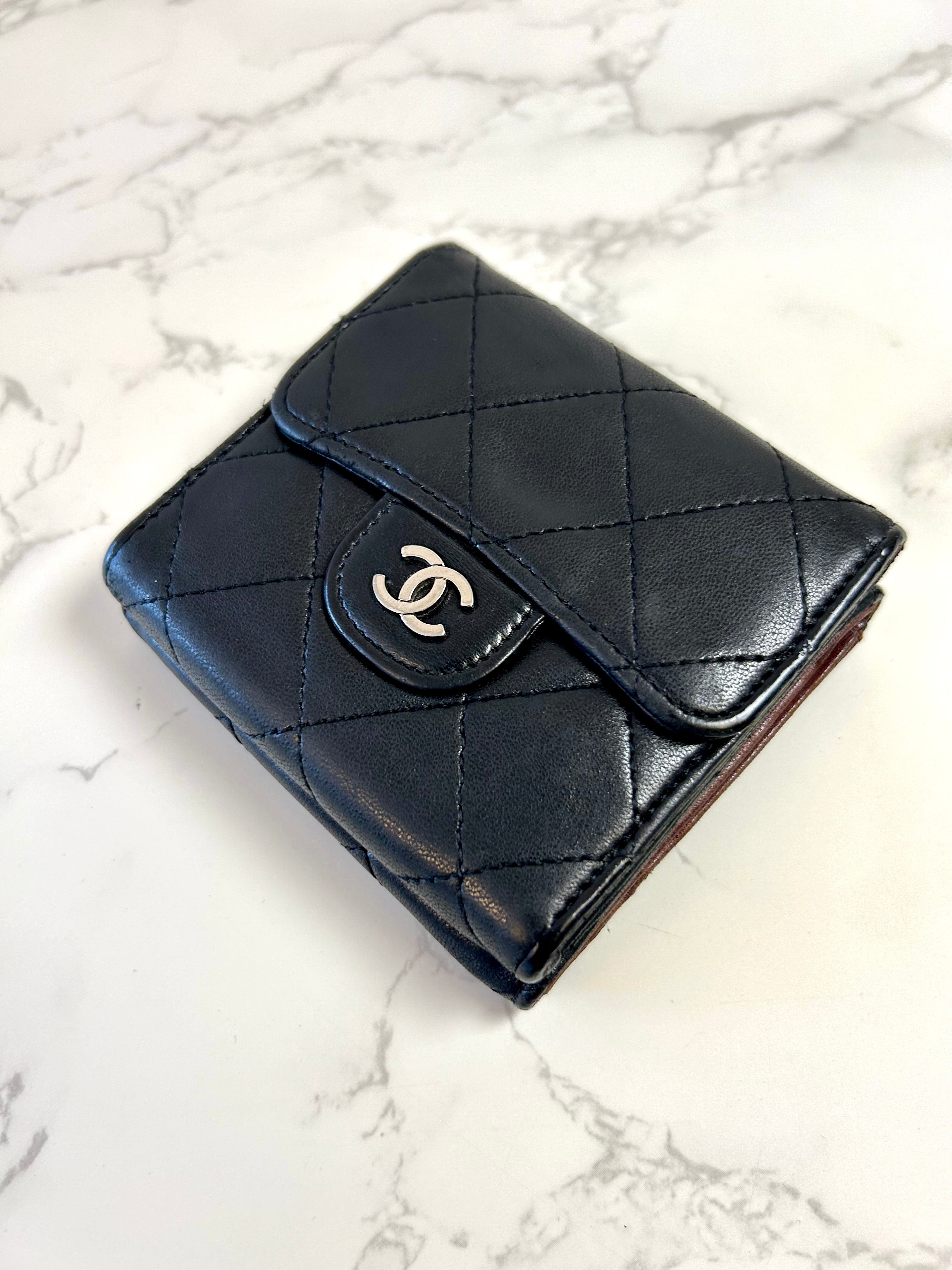 CHANEL double-sided lambskin black silver buckle short wallet / wallet