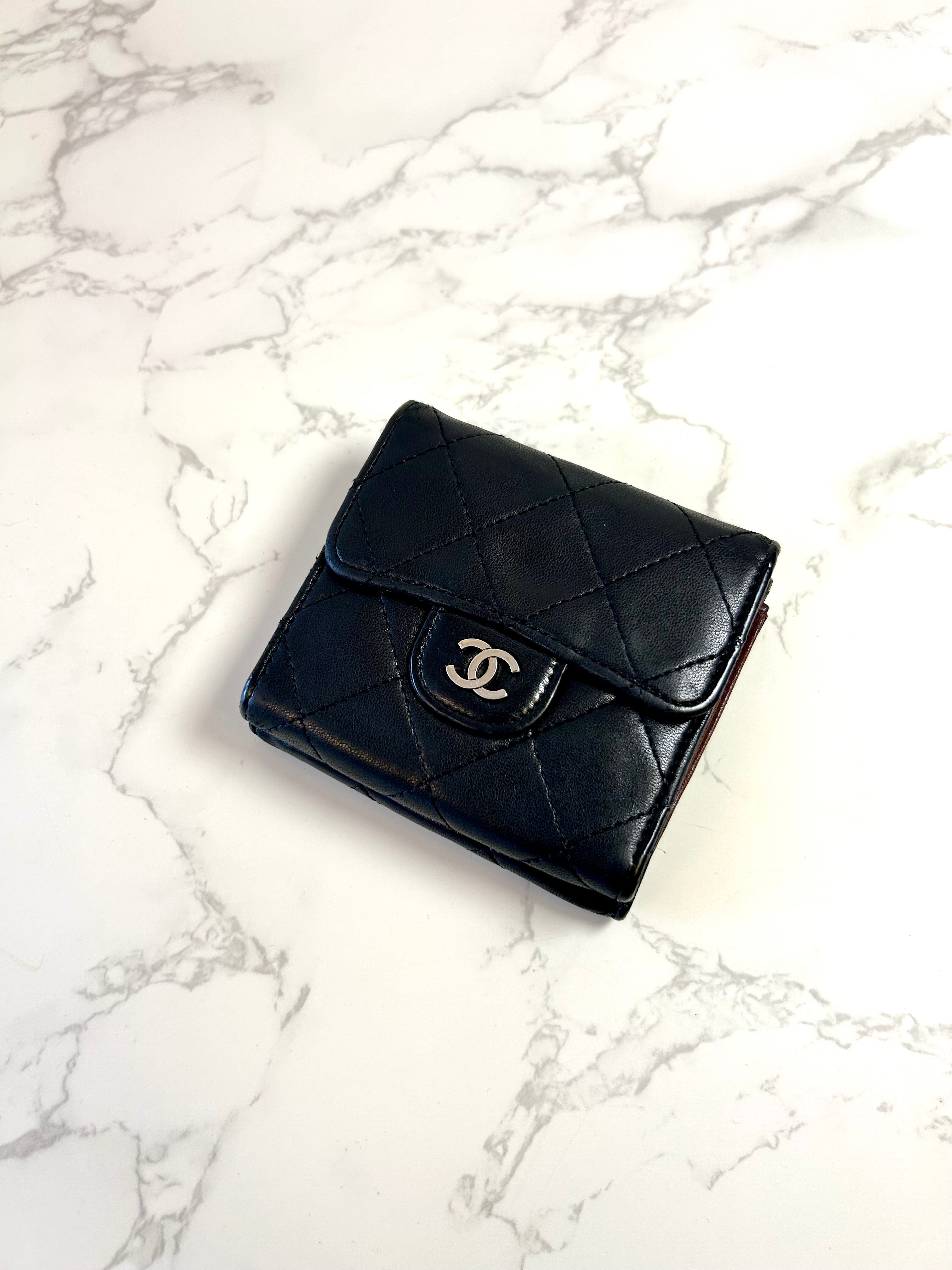 CHANEL double-sided lambskin black silver buckle short wallet / wallet