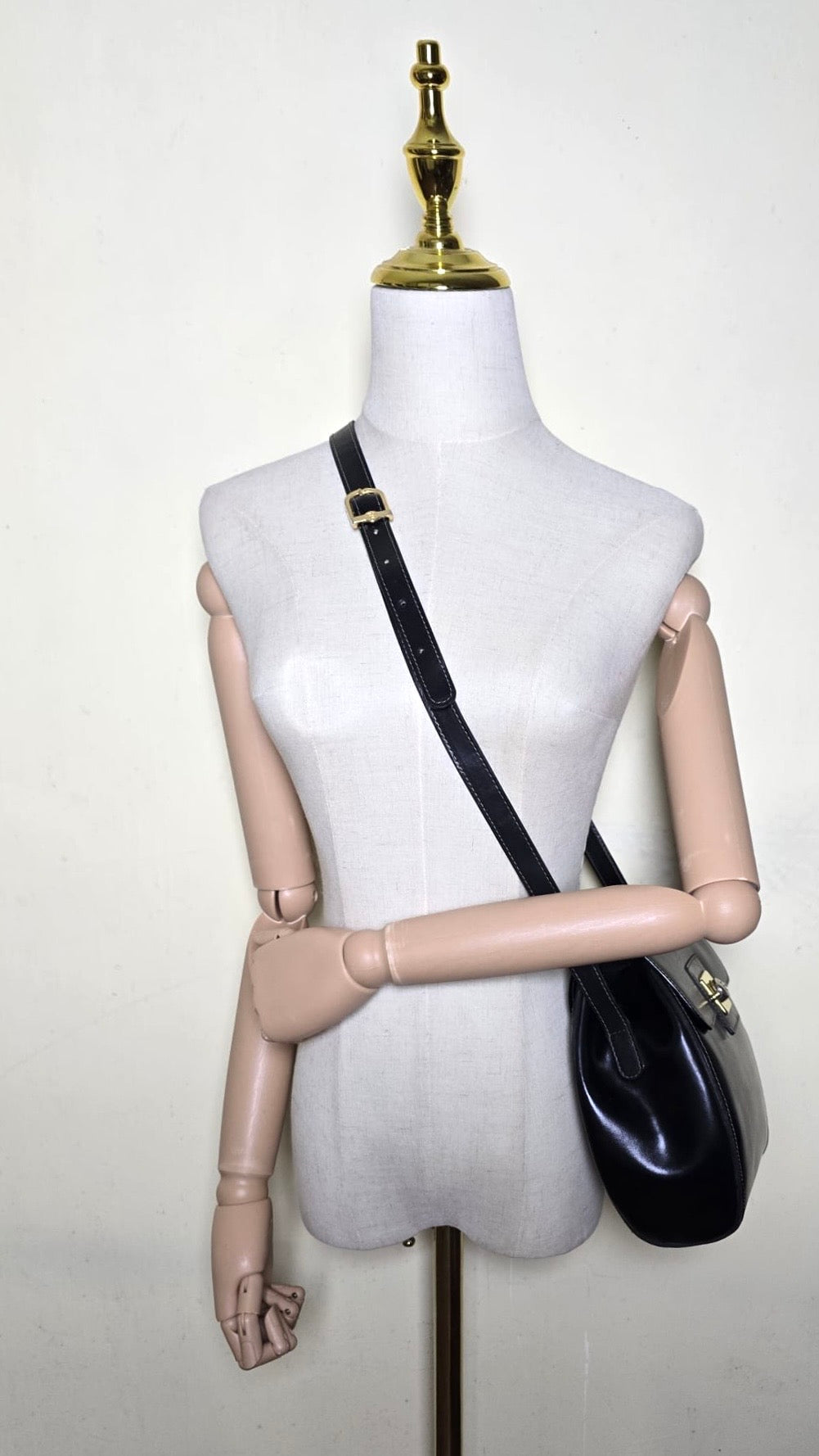 Fendi Pre-owned Black and Gold Tone Turn-lock Dumpling Bag Shoulder Bag Crossbody Bag