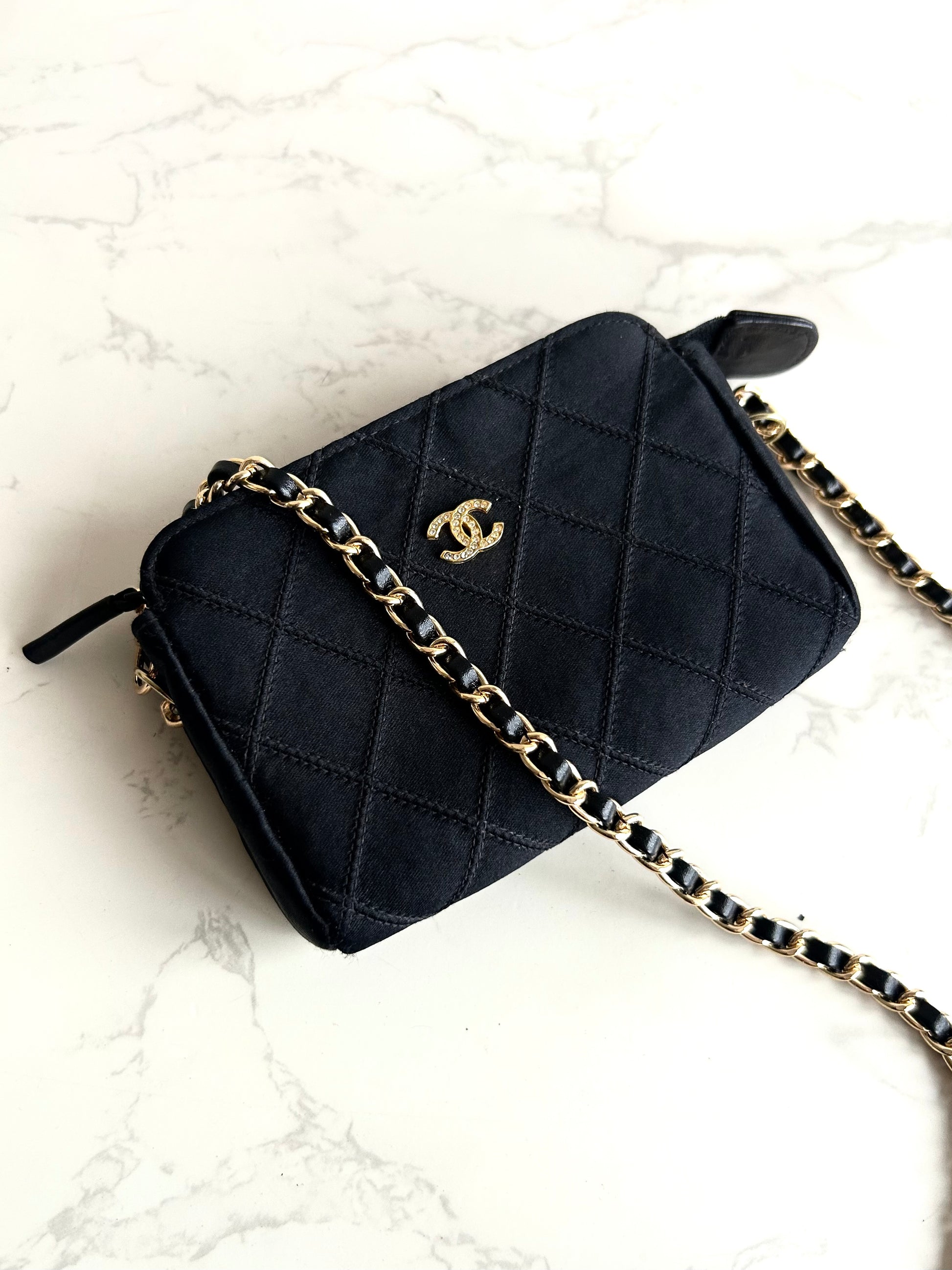 稀有Chanel 黑金色水鑽絲絹包/側背包/斜背包