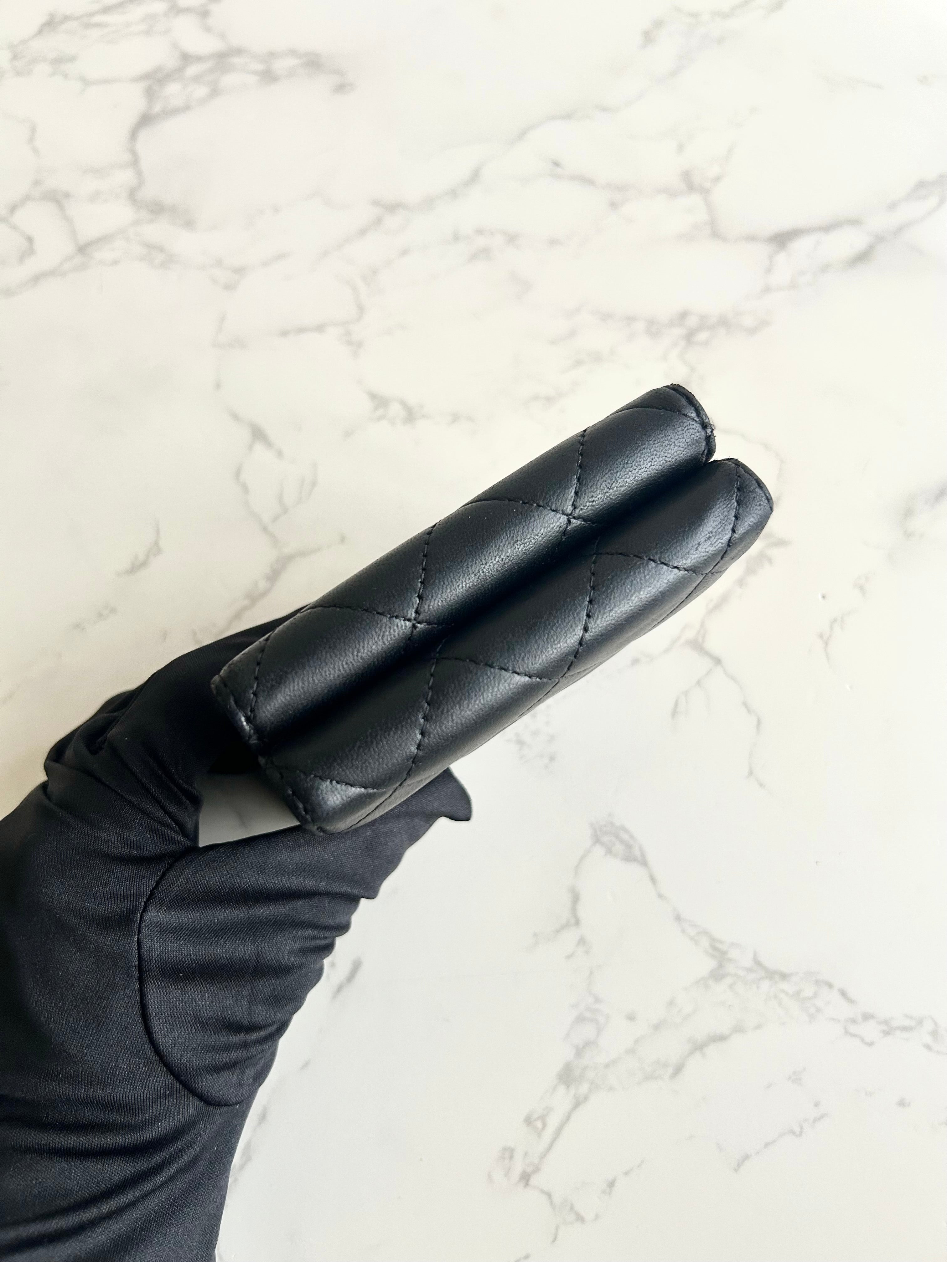 Pre-owned Chanel Double-Sided Black and Silver Lambskin Short Wallet
