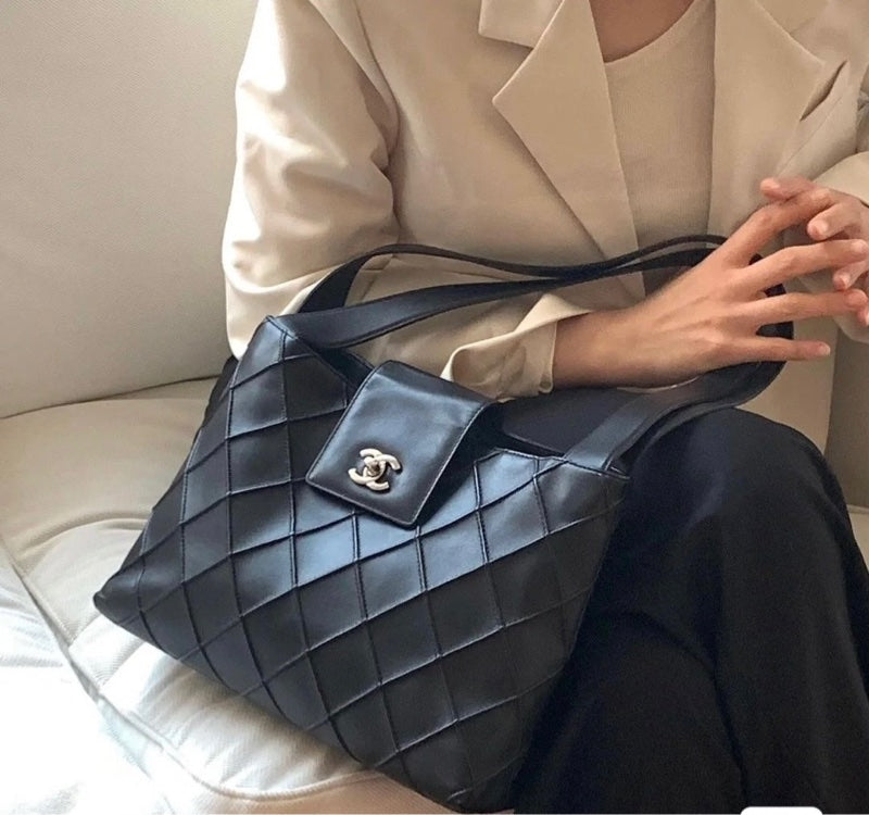 Chanel 稀有黑銀旋轉扣華夫餅流浪包/單肩包/側背包