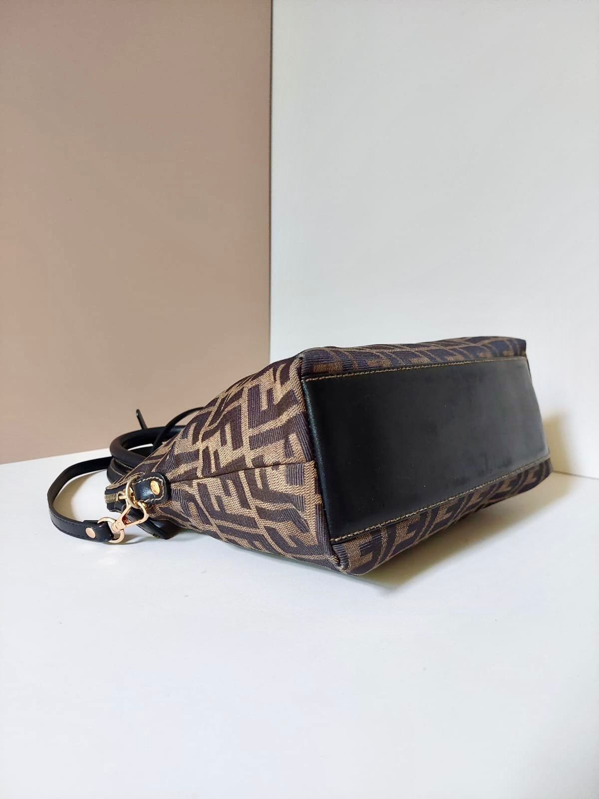 FENDI Zucchino coffee with black old flower gold buckle shell dual-purpose bag/side bag/oblique bag