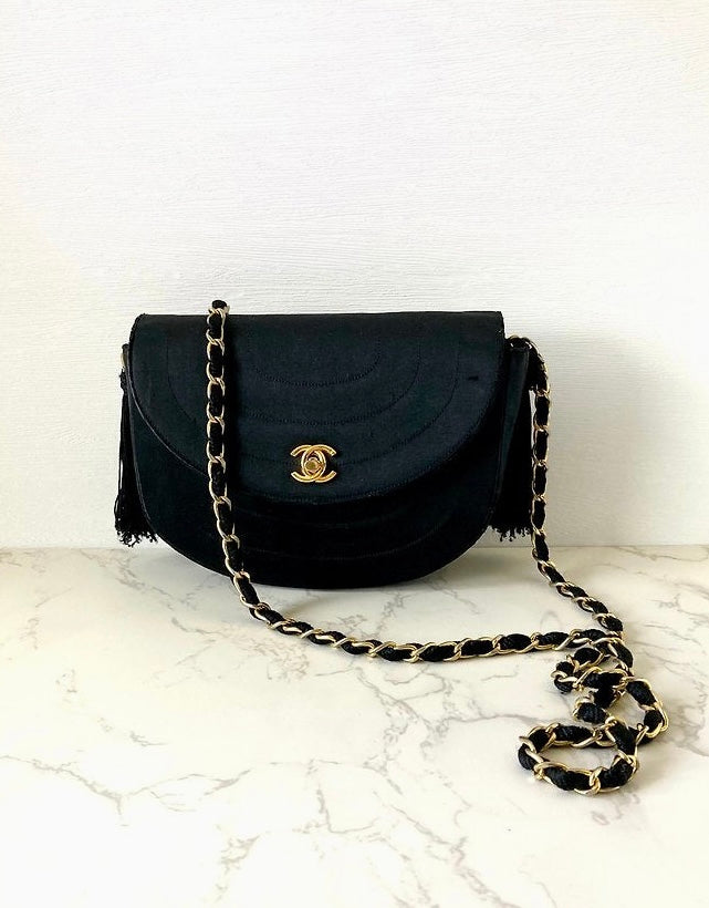 CHANEL 稀有黑色絲絹金旋轉扣半月包/側背包/斜背包