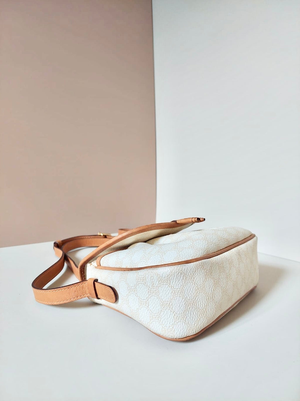 CELINE rare white old flower mini pumpkin leather side bag / oblique bag