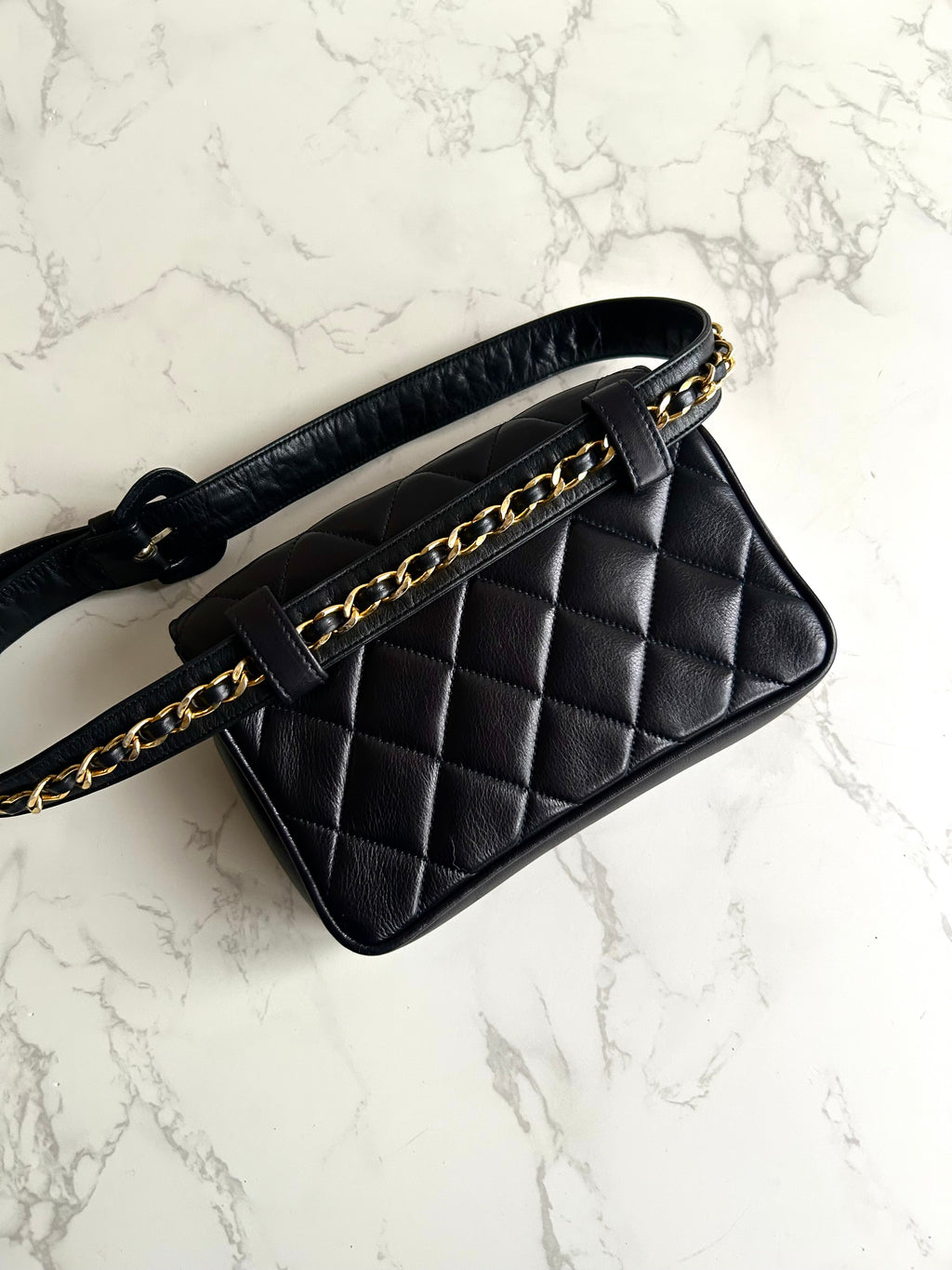 稀有 CHANEL Matelassé 黑色皮革金旋轉扣側背包/腰帶包/腋下包