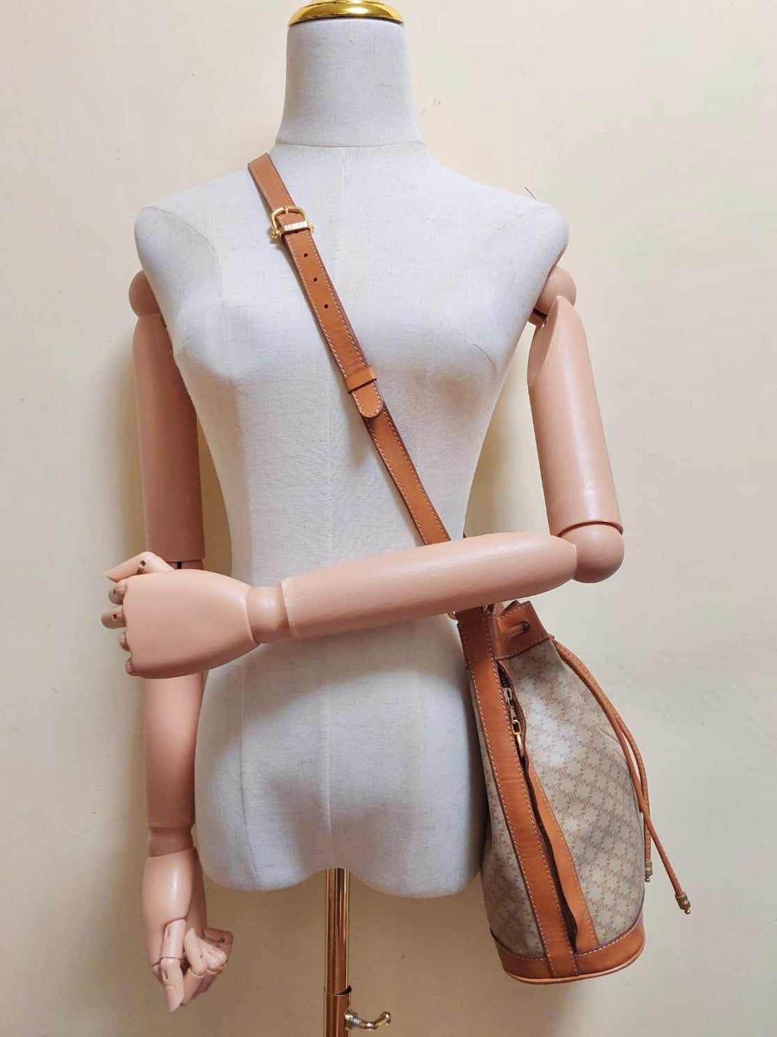 CELINE beige old flower leather shoulder drawstring bucket bag / side backpack / shoulder bag