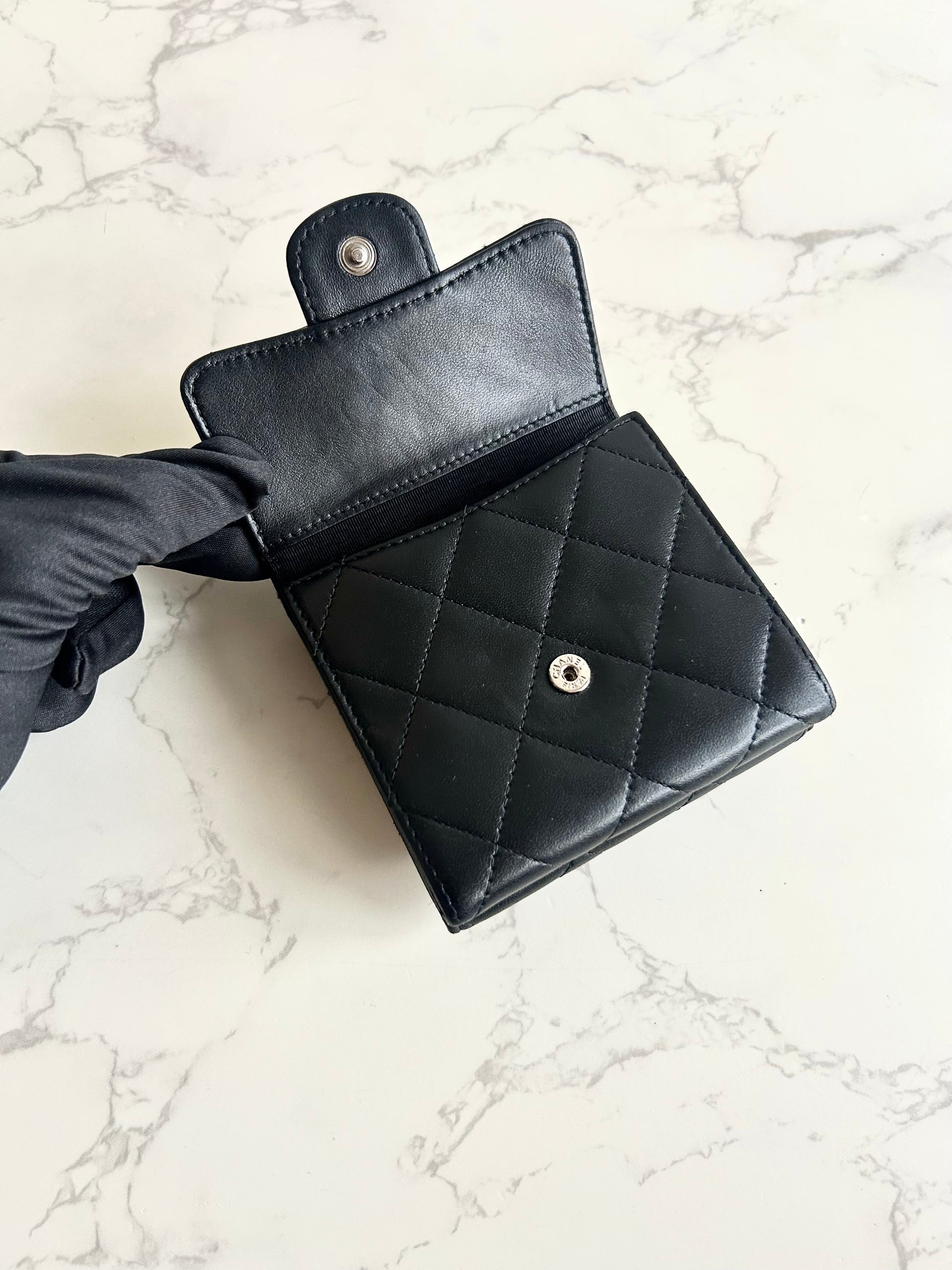 中古Chanel雙面黑銀色小羊皮革短夾 短錢包