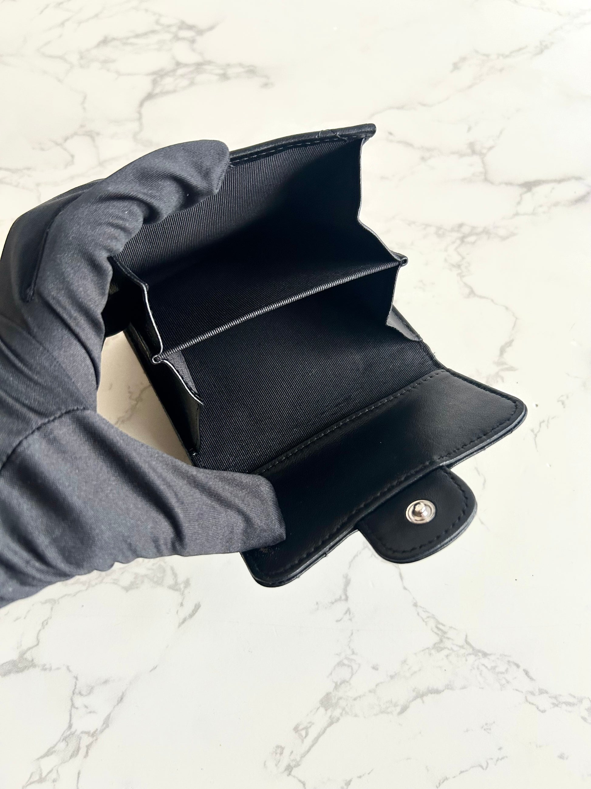 中古Chanel雙面黑銀色小羊皮革短夾 短錢包