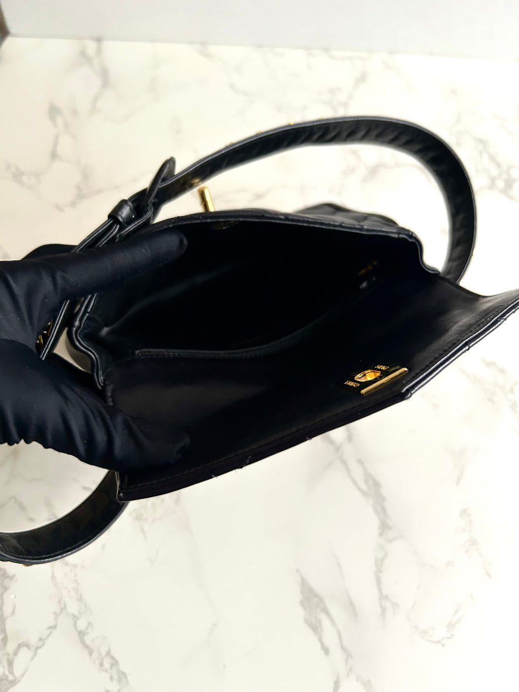 稀有 CHANEL Matelassé 黑色皮革金旋轉扣側背包/腰帶包/腋下包