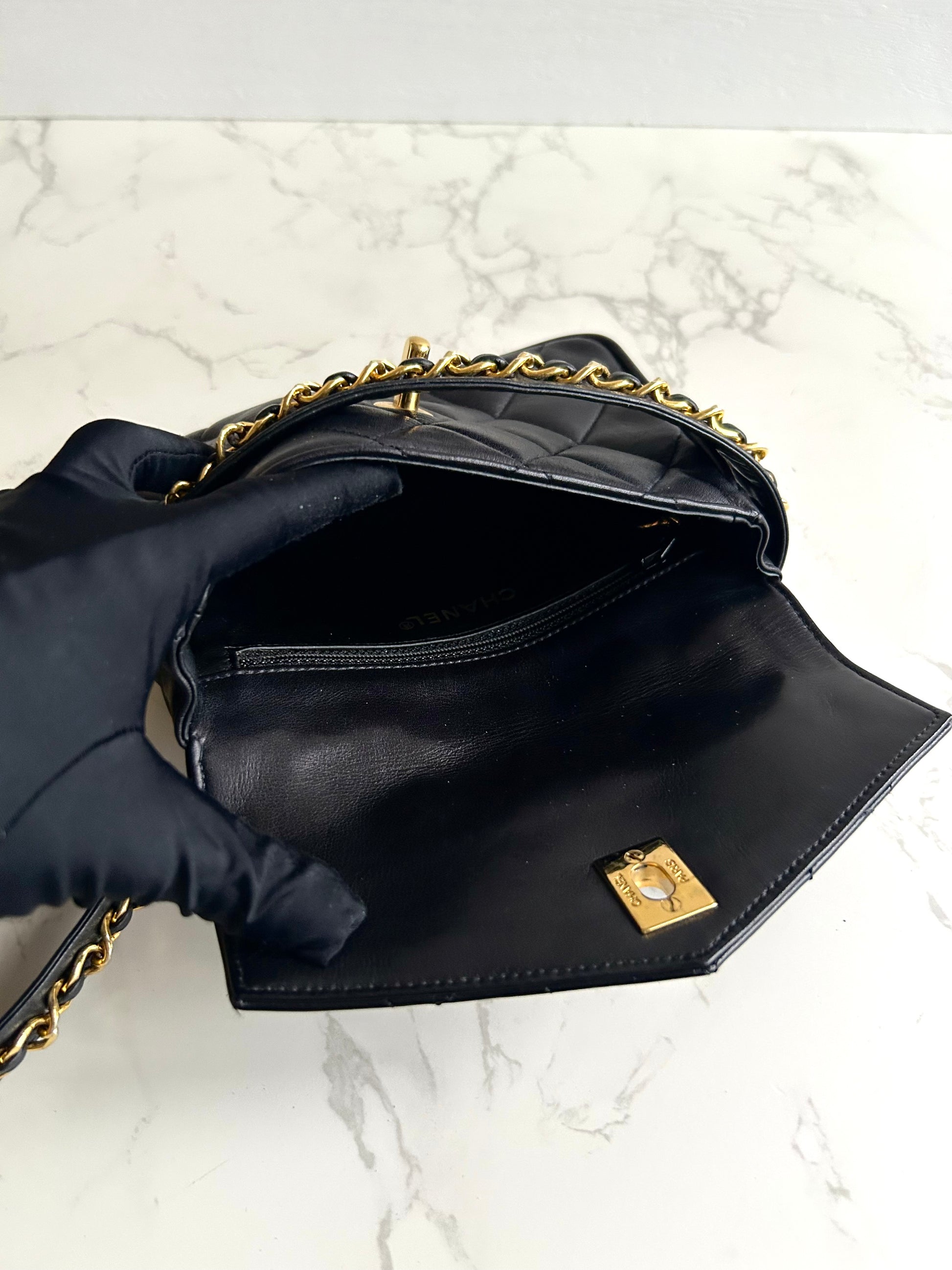 稀有 CHANEL Matelassé 黑色皮革金旋轉扣側背包/腰帶包/腋下包