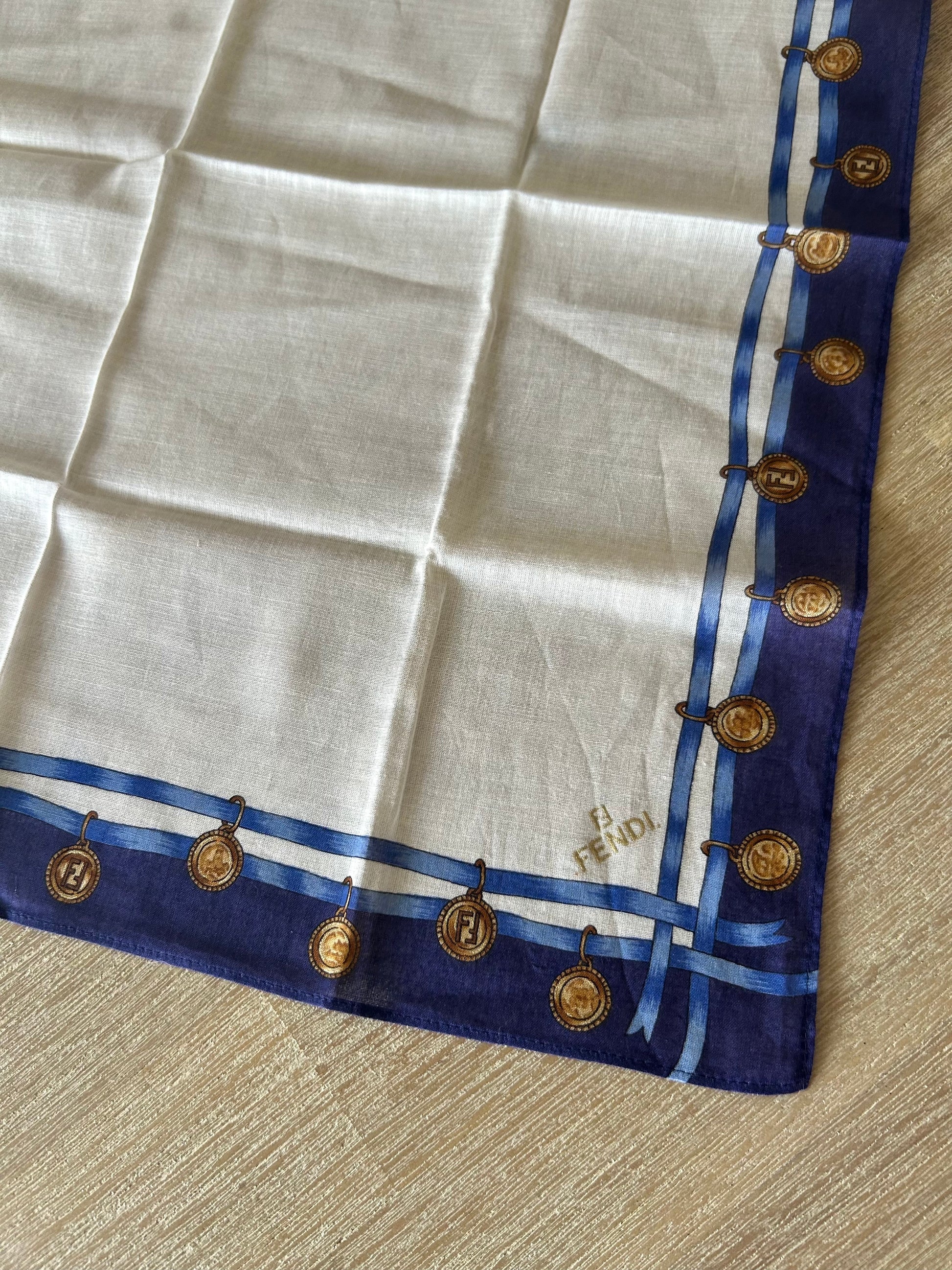 女神節滿額 HKD$3888贈品 - FENDI 藍白色金幣方型絲巾 46x46cm