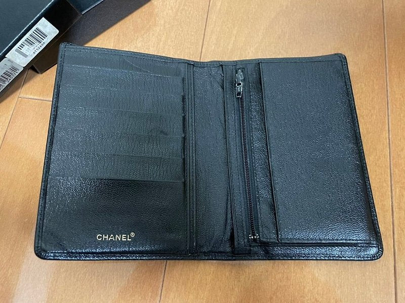 CHANEL 稀有黑色皮革金標中夾/護照夾/錢包 - 日本中古二手Vintage