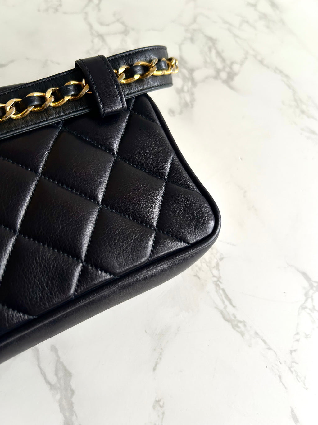 稀有 CHANEL Matelassé 黑色皮革金旋轉扣側背包/腰帶包/腋下包