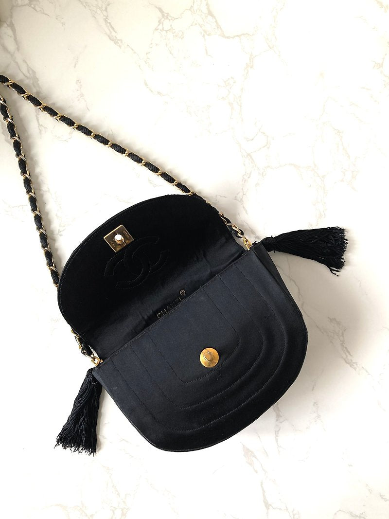 CHANEL rare black silk gold rotating buckle half-moon chain small bag/side bag/oblique bag