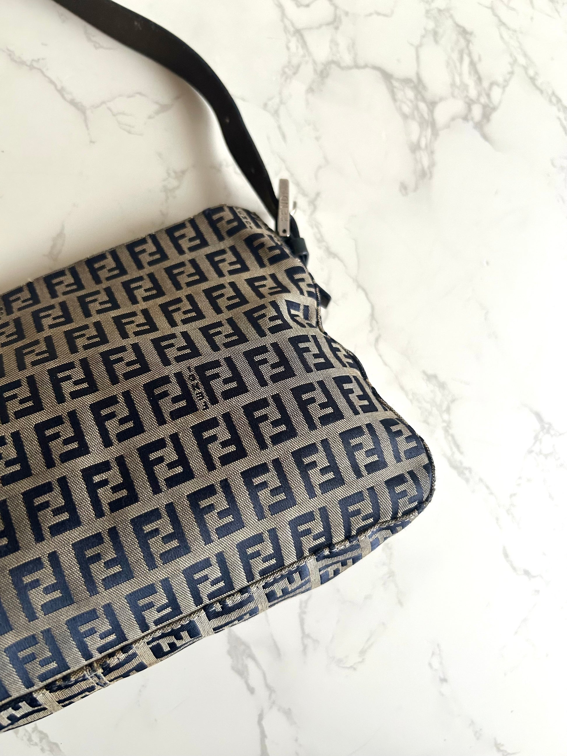 Fendi灰黑色Mama Baguette老花法棍包 側背包 腋下包