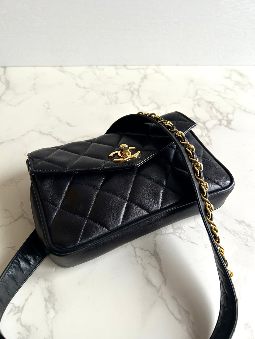 稀有 CHANEL Matelassé 黑色皮革金旋轉扣側背包/腰帶包/腋下包