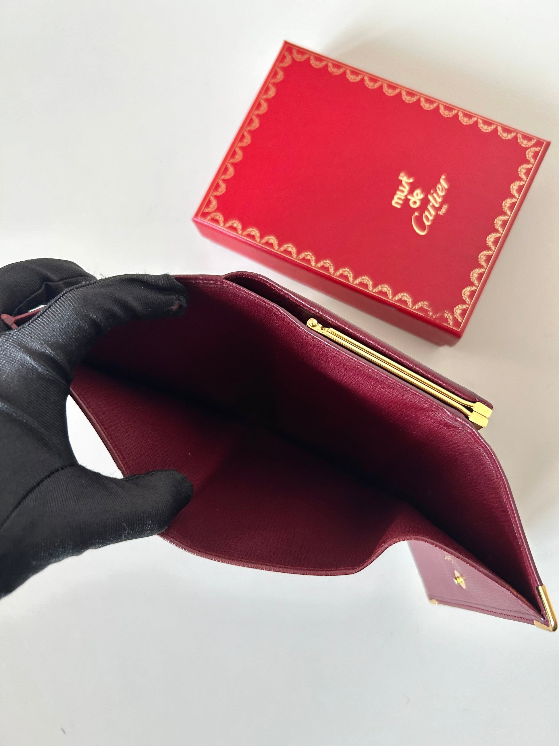 CARTIER Must de Cartier 酒紅皮革中短夾口金錢包/銀包