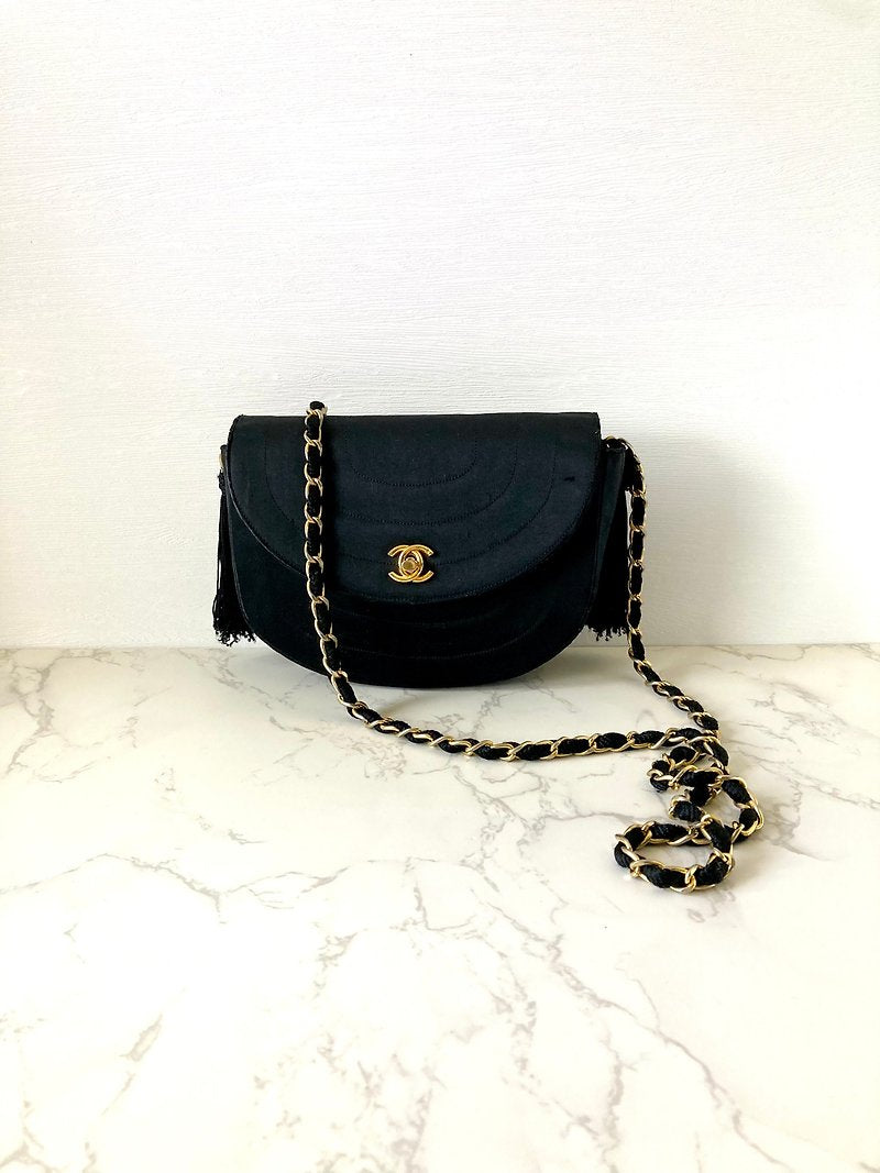 CHANEL rare black silk gold rotating buckle half-moon chain small bag/side bag/oblique bag