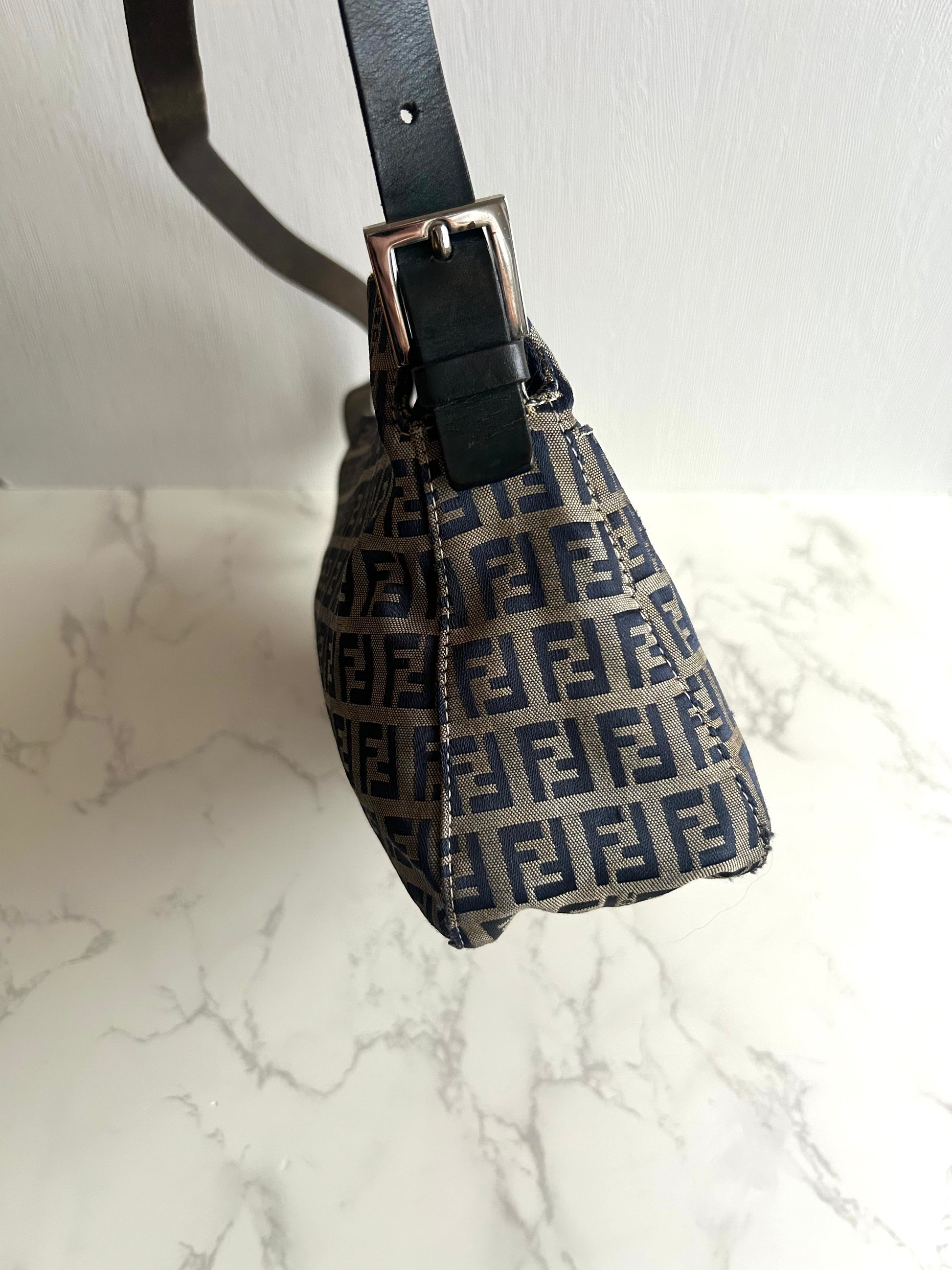 Fendi灰黑色Mama Baguette老花法棍包 側背包 腋下包