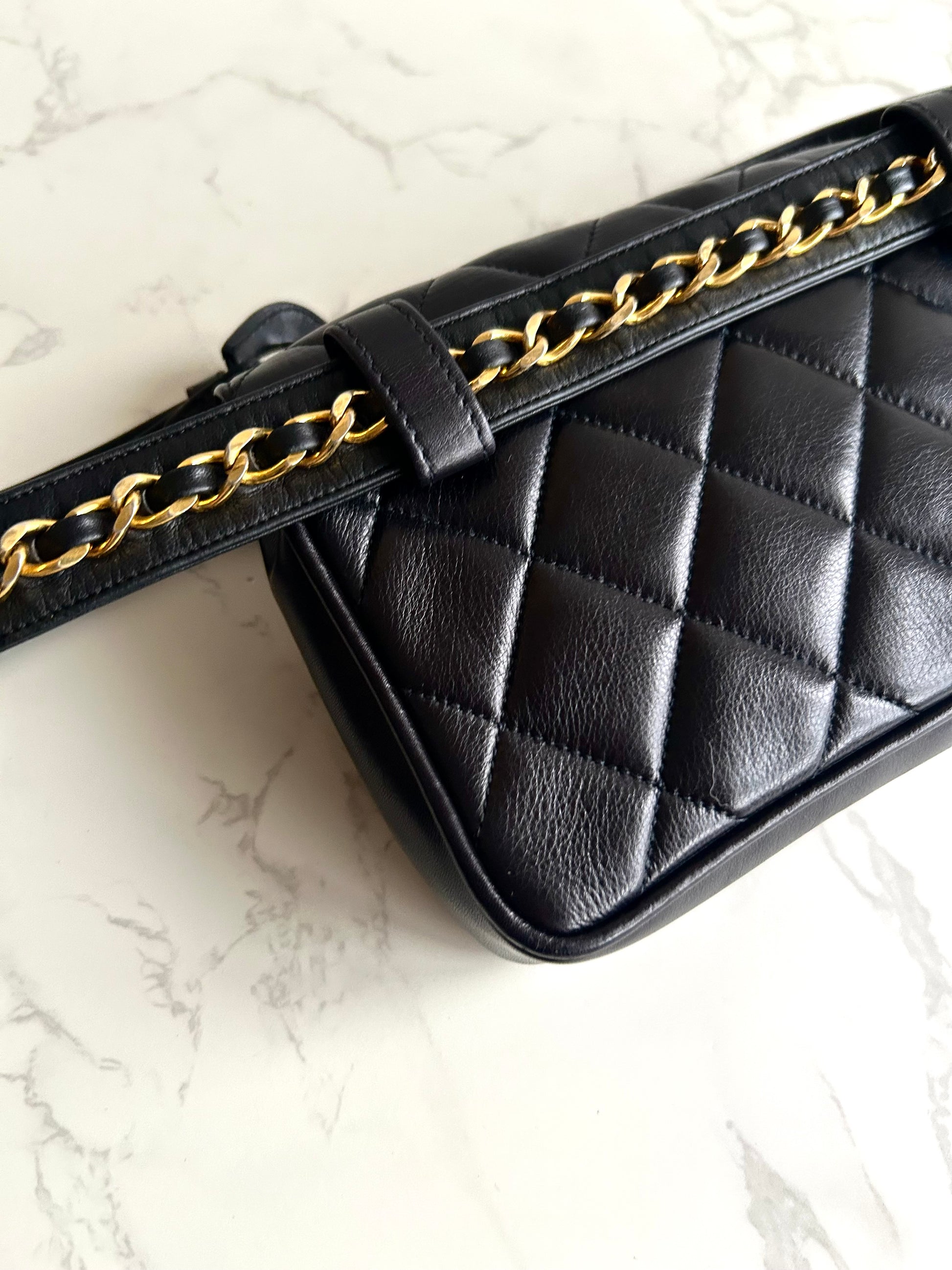 稀有 CHANEL Matelassé 黑色皮革金旋轉扣側背包/腰帶包/腋下包