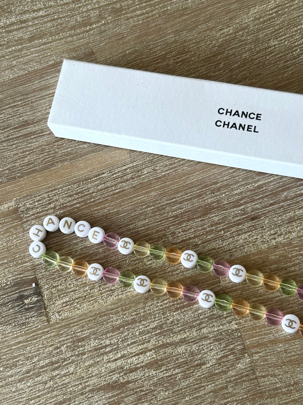 女神節滿額 HKD$3888贈品 - 
- CHANEL 彩色串珠手機繩/掛飾