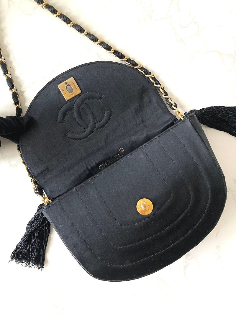 CHANEL rare black silk gold rotating buckle half-moon chain small bag/side bag/oblique bag