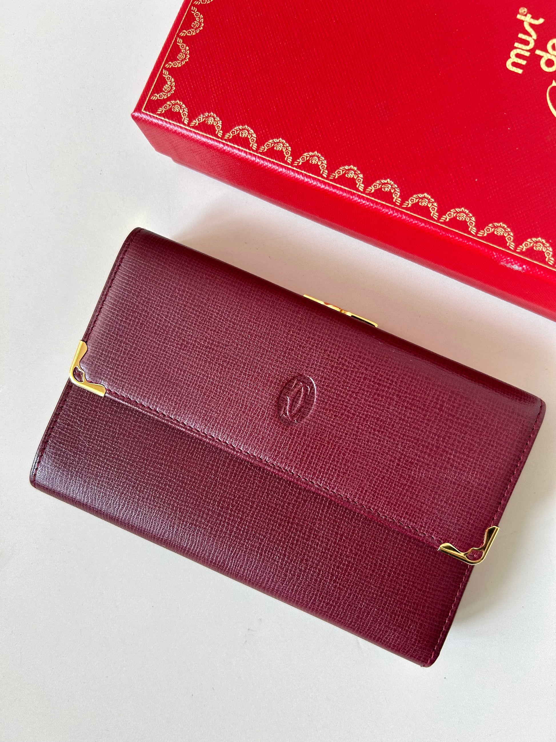 CARTIER Must de Cartier 酒紅皮革中短夾口金錢包/銀包